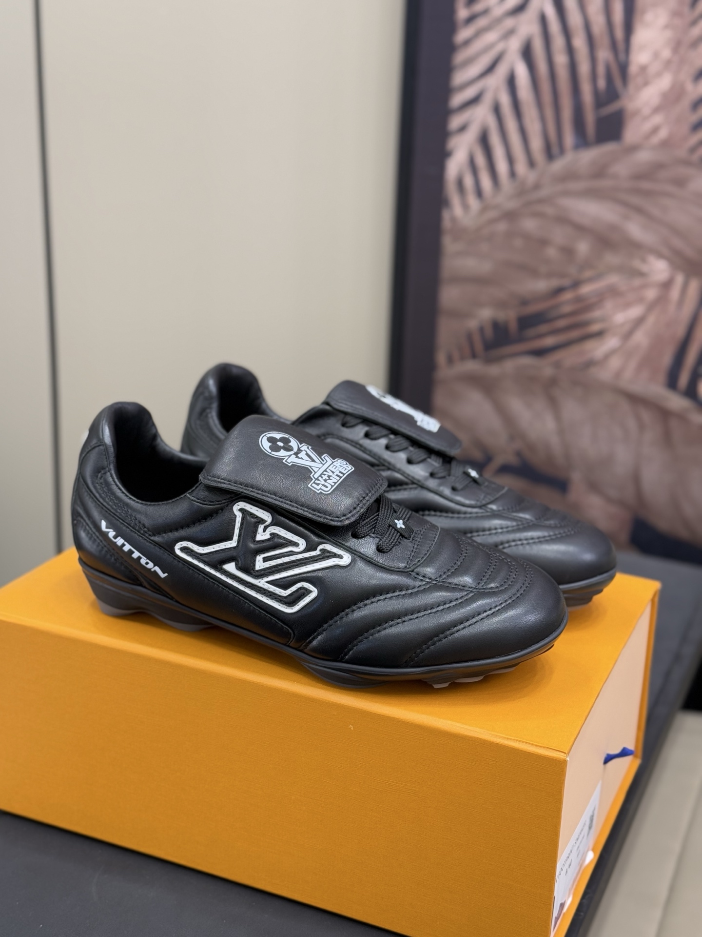 NO:166735,Top version 420 high-end v ss25 couple football shoes This Footprint Soccer sneaker was unveiled at the 2025 Spring and Summer Fashion Show. It is the first sneaker designed by Pharrell Williams with football shoes inspired by football shoes. The shoes are inspired by football sport across generations and culture, echoing the theme of unity and participation of the 2025 Spring and Summer Fashion Show. The shoes are known for their smooth design, with dynamic IV Initials logos on the sides, and the tongue is embellished with Lvers United badges inspired by the football team, and the sole of the footprint rubber sole is decorated with a variety of Louis Vuitton logos. Couples size 35-45, casual shoes/sports shoes, louis vuitton, louis vuitton, versace, sneakers19860909顶级版本420 高版本 v ss25 情侣款足球鞋 这款 Footprint Soccer 运动鞋于2025春夏系列时装展中亮相,是Pharrell Williams 首次以足球鞋为灵感设计的运动鞋.鞋款的灵感来自跨越世代和文化的足球运动,呼应 2025春夏系列时装展团结一致、全民参与的主题.鞋款以流丽的设计著称,侧面以富动感的IV Initials标志点 缀,鞋舌缀有灵感来自足球队伍的 Lvers United徽章,而脚掌纹橡胶鞋底饰有多款路易威登标志. 情侣 size 35-45,休闲鞋/运动鞋,louis vuitton,louis vuitton,versace,sneakers,Women's Shoes