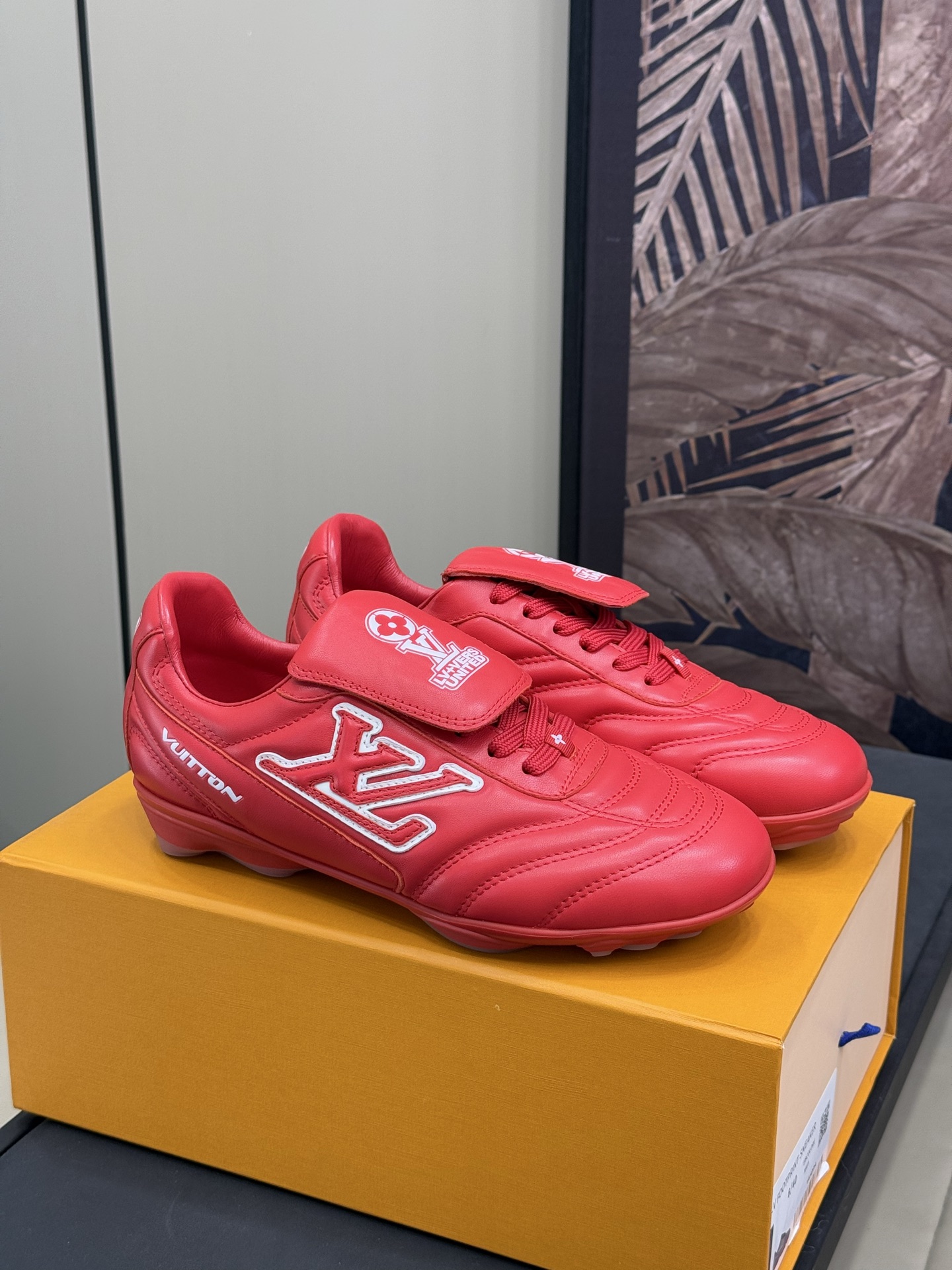 NO:166737,v ss25 couple football shoes top version 420 high version This Footprint Soccer sneaker was unveiled at the 2025 Spring and Summer Fashion Show. It is the first sneaker designed by Pharrell Williams with football shoes inspiration. The shoes are inspired by football sport across generations and culture, echoing the theme of unity and participation of the 2025 Spring and Summer Fashion Show. The shoes are known for their smooth design, with dynamic IV Initials logos on the sides, and the tongue is embellished with Lvers United badges inspired by the football team, and the sole of the footprint rubber sole is decorated with a variety of Louis Vuitton logos. Couples size 35-45, casual shoes/sports shoes, louis vuitton, louis vuitton, versace, sneakers19860909v ss25 情侣款足球鞋 顶级版本420 高版本 这款 Footprint Soccer 运动鞋于2025春夏系列时装展中亮相,是Pharrell Williams 首次以足球鞋为灵感设计的运动鞋.鞋款的灵感来自跨越世代和文化的足球运动,呼应 2025春夏系列时装展团结一致、全民参与的主题.鞋款以流丽的设计著称,侧面以富动感的IV Initials标志点 缀,鞋舌缀有灵感来自足球队伍的 Lvers United徽章,而脚掌纹橡胶鞋底饰有多款路易威登标志. 情侣 size 35-45,休闲鞋/运动鞋,louis vuitton,louis vuitton,versace,sneakers,Women's Shoes