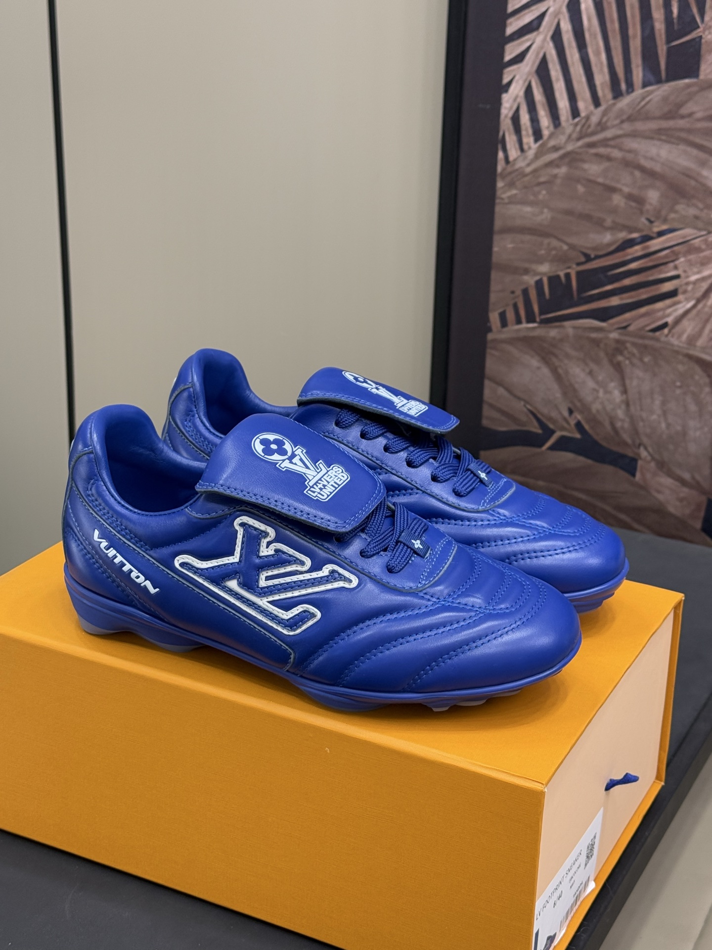 NO:166739,Top version 420 high-end v ss25 couple football shoes This Footprint Soccer sneaker was unveiled at the 2025 Spring and Summer Fashion Show. It is the first sneaker designed by Pharrell Williams with football shoes inspired by football shoes. The shoes are inspired by football sport across generations and culture, echoing the theme of unity and participation of the 2025 Spring and Summer Fashion Show. The shoes are known for their smooth design, with dynamic IV Initials logos on the sides, and the tongue is embellished with Lvers United badges inspired by the football team, and the sole of the footprint rubber sole is decorated with a variety of Louis Vuitton logos. Couples size 35-45, casual shoes/sports shoes, louis vuitton, louis vuitton, versace, sneakers19860909顶级版本420 高版本 v ss25 情侣款足球鞋 这款 Footprint Soccer 运动鞋于2025春夏系列时装展中亮相,是Pharrell Williams 首次以足球鞋为灵感设计的运动鞋.鞋款的灵感来自跨越世代和文化的足球运动,呼应 2025春夏系列时装展团结一致、全民参与的主题.鞋款以流丽的设计著称,侧面以富动感的IV Initials标志点 缀,鞋舌缀有灵感来自足球队伍的 Lvers United徽章,而脚掌纹橡胶鞋底饰有多款路易威登标志. 情侣 size 35-45,休闲鞋/运动鞋,louis vuitton,louis vuitton,versace,sneakers,Women's Shoes