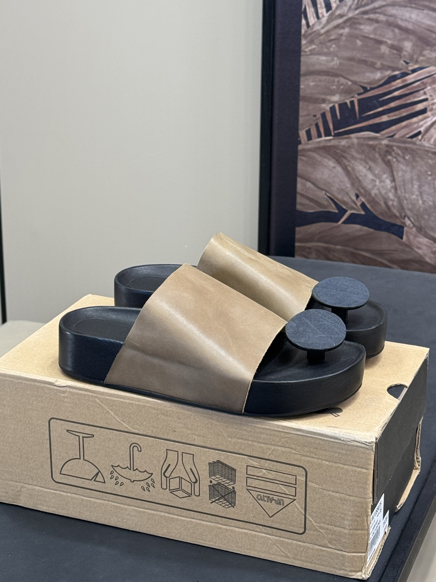 NO:238776,umawang round pure leather slippers, wash style, old, very comfortable!  The foot is fashionable and full of fashion!  Calf leather material, upper is full of leather, very soft and comfortable. The round front material is made of wood; the shape is so delicious. size 35-42, slippers, slippers, cowhide19860909umawang 圆圆纯皮拖鞋 水洗风格 旧旧的、版型特别舒适！ 上脚直接时髦度拉满！ 小牛皮材质,鞋面都是一整块皮革,很软很舒服 前面圆的材质是木质；造型好有味啊 size 35-42,拖鞋,slippers,cowhide,Women's Shoes