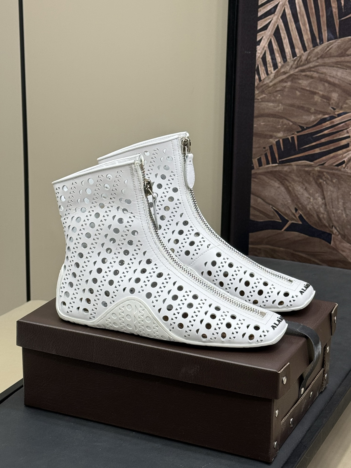 NO:236347,ALAiA continues to redefine and interpret the iconic ALAIA contours and philosophy with the launch of the ARCHETYPES series. The collection is based on the language established in the summer and autumn show, embodies the spirit of continuity while exploring innovative forms and introducing elements that inject motion into eternal shapes. Trendy and lightweight, high-end and elegant!  size 35-41 mesh pure leather pure leather punching, boots, alaia, boots19860909ALAiA 随着 ARCHETYPES 系列的推出,继续重新定义和诠释标志性的 ALAIA 轮廓和哲学.该系列以夏秋秀中建立的语言为基础,体现了连续性的精神,同时探索创新形式并引入将运动注入永恒形状的元素. 时髦轻便,高级优雅！ size 35-41 网面 纯皮 纯皮冲孔,靴子,alaia,boots,Women's Shoes