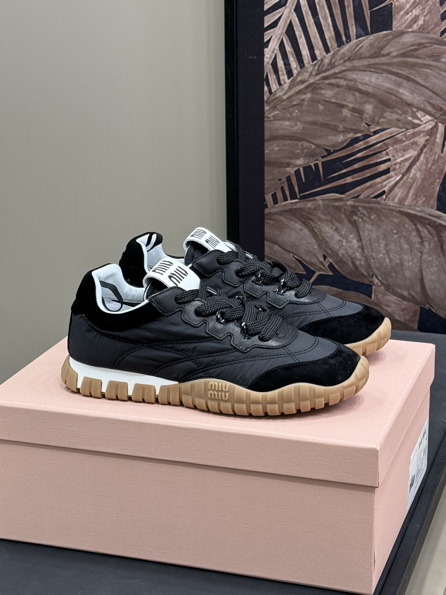 NO:165385,Miu Miu 25ss Spring and summer new show MiuMiuMiu De Training Casual Show craftsmanship comes from the details of the Miu Miu series. The trend elements of the new season. The concept of the love at this moment is diverse and conveys the modern style~ It looks good no matter how you wear it. This summer's fashionable favorites Fabric cowhide/nylon mesh inner sheepskin. Original open mold TU rubber sole. Size 35-40 (40, 41 customized). Original packaging, casual shoes/sports shoes, miumiu, sneakers, cowhide, sheepskin19860909Miu Miu 25ss 春夏新款走秀MiuMiu 德训 休闲 秀场工艺来自Miu Miu系列的细节特写 新季的潮流要素 与此刻挚爱的概念,多元对撞,传达现代风格~ 怎么穿都好看今夏时髦精最爱 面料牛皮/尼龙网布 内里羊皮 大底原版开模TU橡胶鞋底 码数35-40（40、41订做） 原版包装,休闲鞋/运动鞋,miumiu,sneakers,cowhide,sheepskin,Women's Shoes