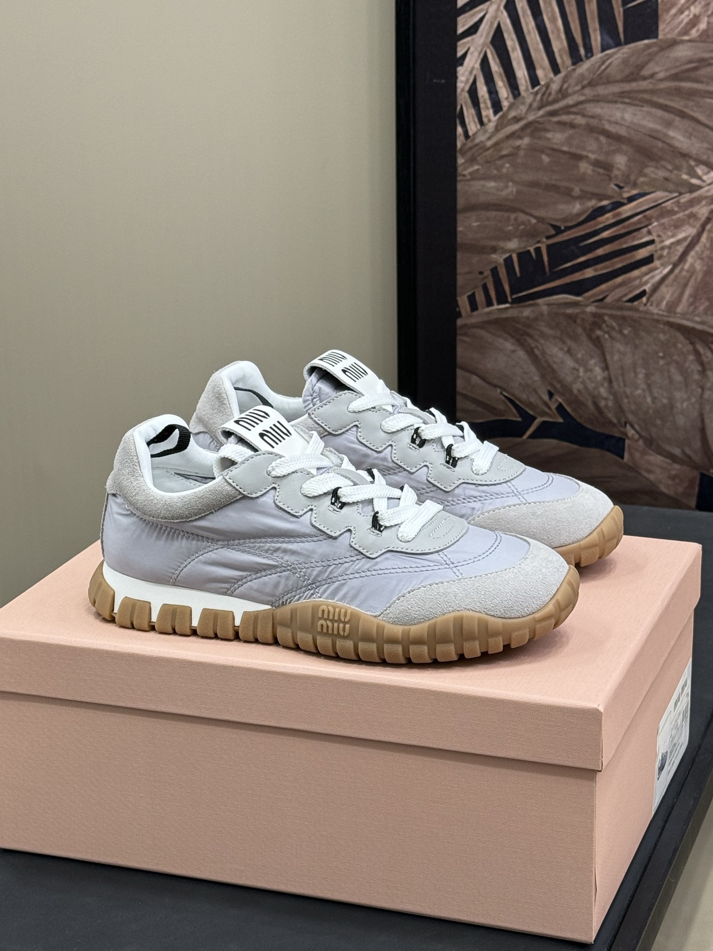 NO:165382,Miu Miu 25ss Spring and summer new show Miu Miu Miu German training Casual Show craftsmanship comes from the details of the Miu Miu series Trendy elements of the new season Contrast with the concept of the love at this moment, diverse and conveying modern style~ It looks good no matter how you wear it, this summer's fashionista favorite Fabric cowhide/nylon mesh Inner sheepskin Outsole Original open mold TPU rubber sole Size 35-40 (40, 41 customized) Original packaging, casual shoes/sports shoes, miumiu, sneakers, cowhide, sheepskin19860909批 Miu Miu 25ss 春夏新款走秀MiuMiu 德训 休闲 秀场工艺来自Miu Miu系列的细节特写 新季的潮流要素 与此刻挚爱的概念,多元对撞,传达现代风格~ 怎么穿都好看今夏时髦精最爱 面料牛皮/尼龙网布 内里羊皮 大底原版开模TPU橡胶鞋底 码数35-40（40、41订做） 原版包装,休闲鞋/运动鞋,miumiu,sneakers,cowhide,sheepskin,Women's Shoes