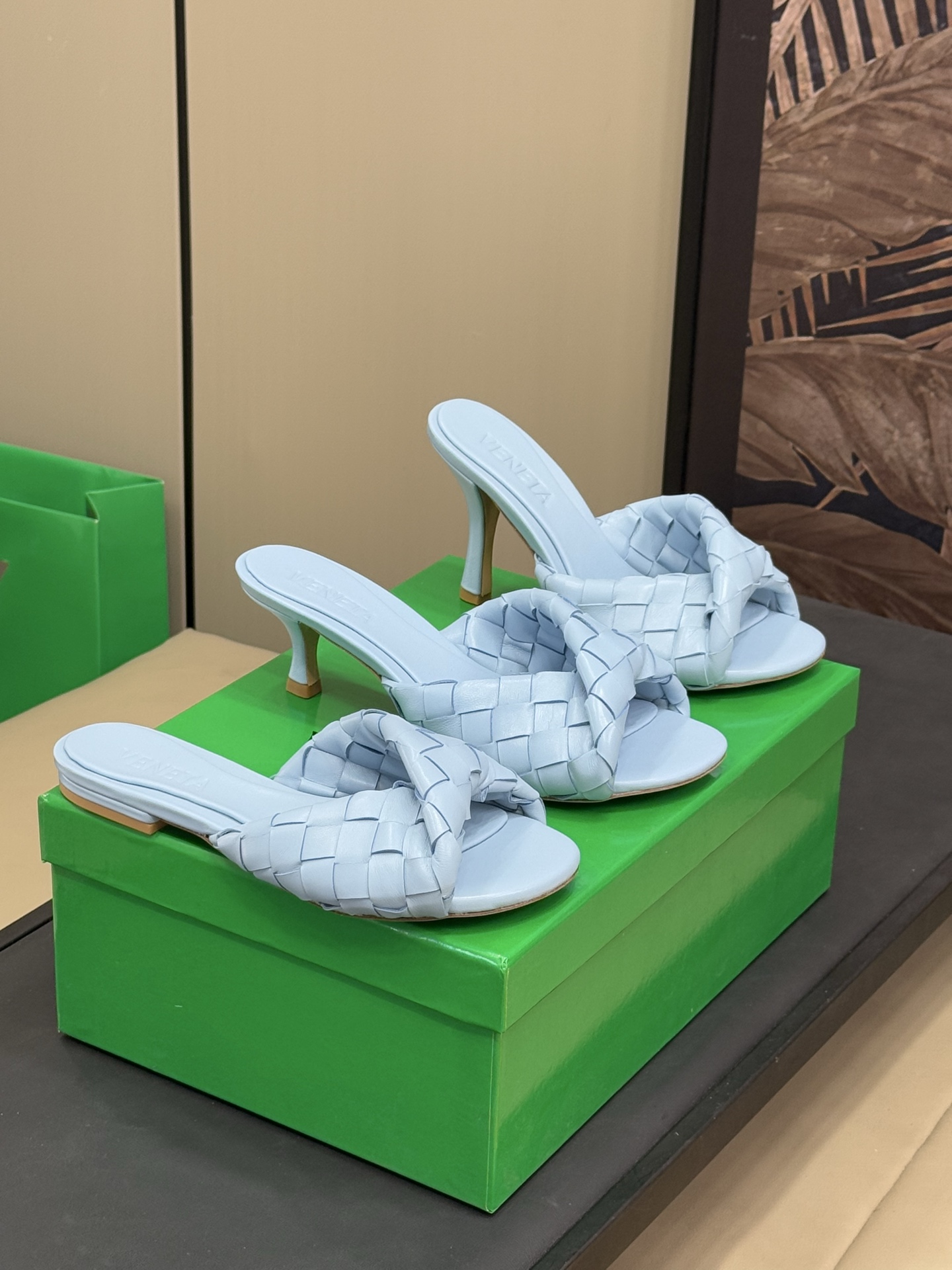 NO:166702,BV Classic woven slippers Blink kink effect woven tape creates the effect of candy wrapper 2mm foam padding to enhance softness and comfort Sparkling gold and silver is a new color in spring and summer 25. It has an amazing beauty, dazzling like a work of art!  I really couldn't walk at the first sight of it. I was as beautiful as Athena's war shoes. I wore them with great killing and full aura. As New Year's war shoes, choose Blink~ Wearing lambskin upper; imported cowhide soles from Italy and injection molded soft glue beans size 35-41, slippers, bottega veneta, slippers, cowhide, sheepskin19860909BV 经典编织拖鞋 Blink 扭结效果编织饰带 营造糖果包装纸效果 2mm泡沫衬垫 提升柔软及舒适度 波光粼粼的金色和银色 是25春夏新色 有一种叹为观止的美丽,耀眼得像极了艺术品！ 看到它的第一眼我真的就走不动道了,美得像雅典娜的战鞋穿上大杀四方心气场全开,作为新年战鞋就选 Blink吧～ 编织小羊皮鞋面； 意大利进口牛皮底 且注塑软胶豆豆 size 35-41,拖鞋,bottega veneta,slippers,cowhide,sheepskin,Women's Shoes