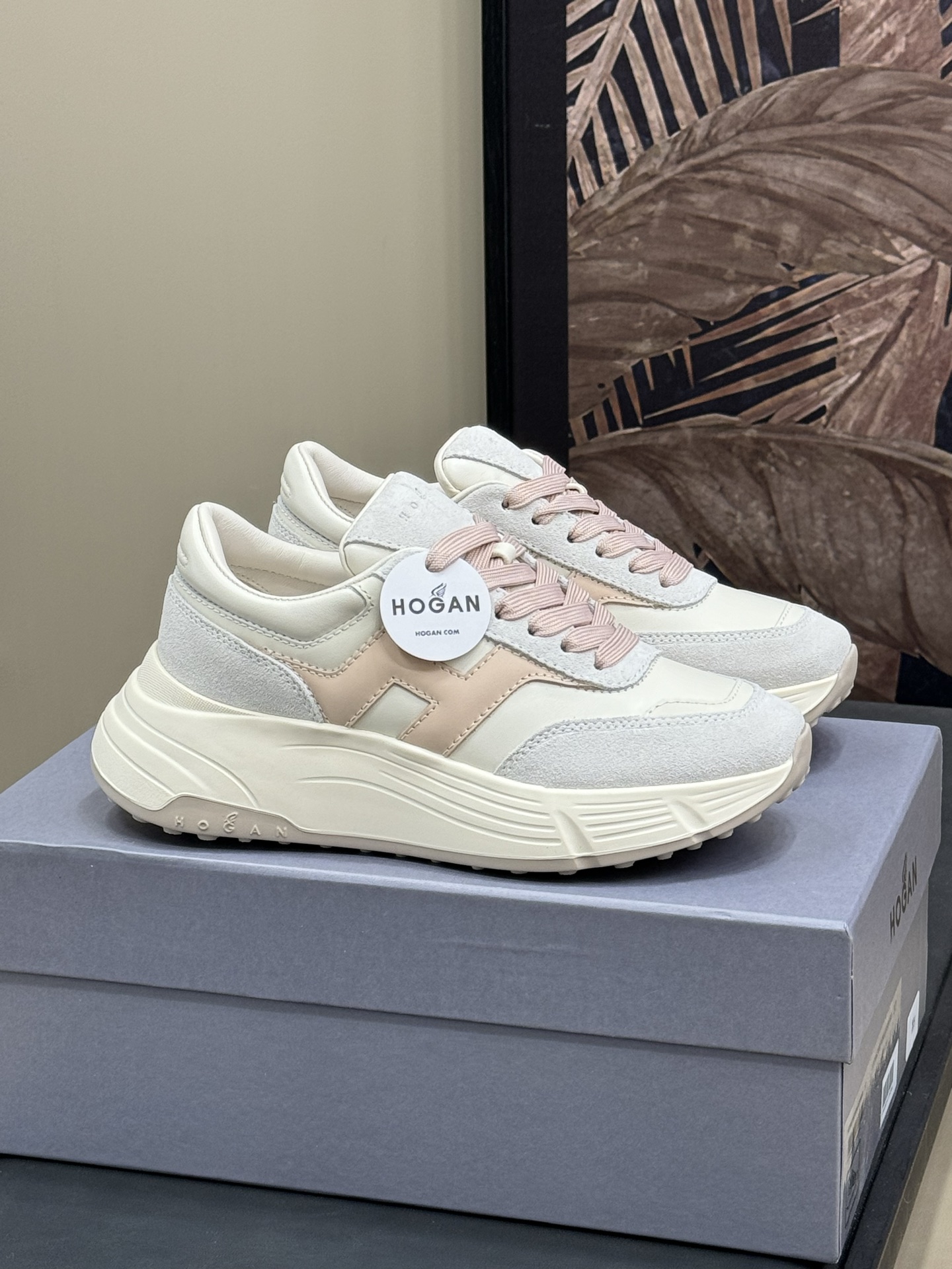 NO:166746,hogan ss25 arrival~ new sports shoes, new spring and summer sports shoes for 25, light feet, full score for heightening effect, calfskin material, technological three-dimensional elastic inner pad size 35-41 only women's size, casual shoes/sports shoes, sneakers, cowhide19860909hogan ss25 arrival~ 运动鞋新品 霍跟25春夏运动鞋新品 脚感轻盈,增高效果满分 小牛皮材质,科技立体弹力内垫 size 35-41 只有女码,休闲鞋/运动鞋,sneakers,cowhide,Women's Shoes