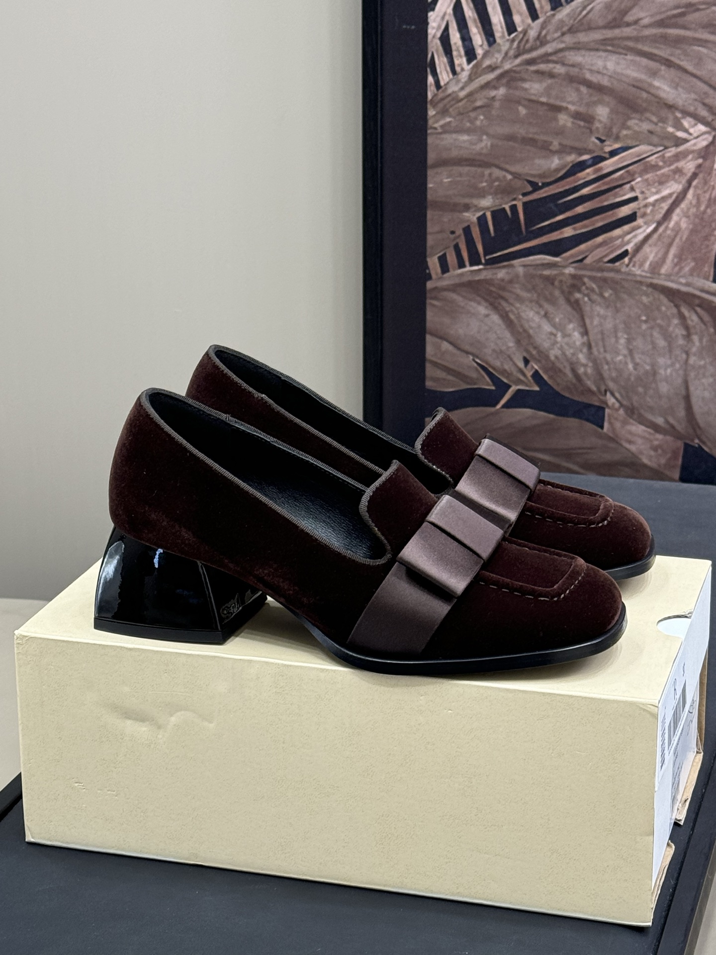 NO:237241,the row ss25 college style high heels classic style with exquisite decoration, new style, easy to wear, perfect temperament, suede calfskin material size 35-40, single shoes, high heels, cowhide19860909the row ss25 学院风 高跟鞋 经典版型搭配精致装饰,焕发新意 增高好穿、气质完美 绒面小牛皮材质 size 35-40,单鞋,high heels,cowhide,Women's Shoes
