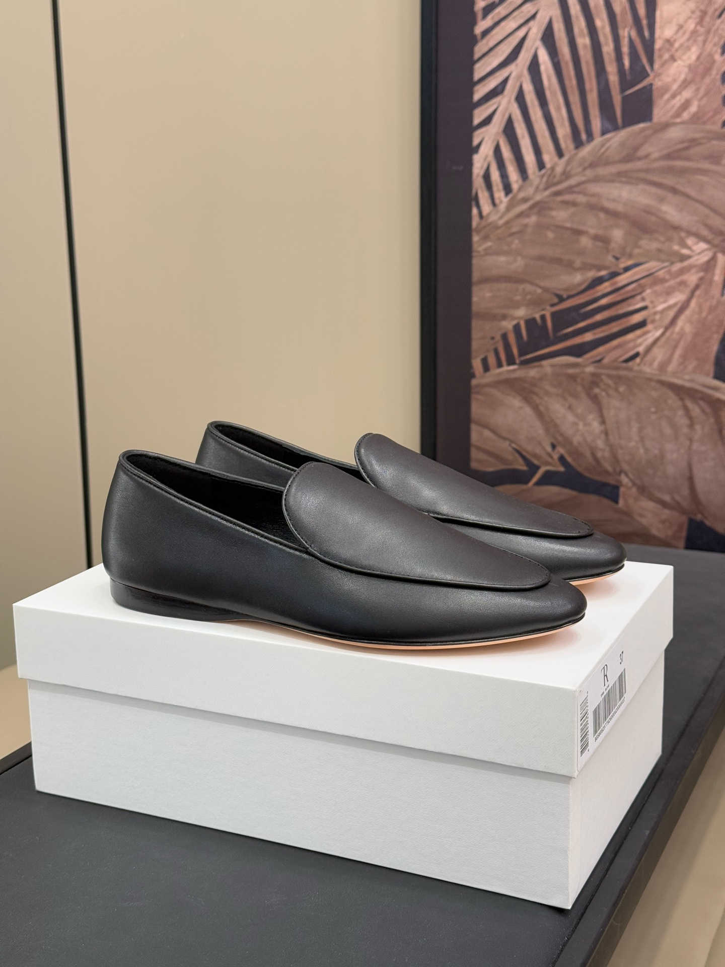 NO:237628,the row ss25 new arrival~ TR 25 spring and summer slippers New products Slippers to the extreme, but there is no lack of design. Calf leather material, full texture, low-key old-fashioned temperament. Soles imported cowhide. size 35-4o, fisherman's shoes, espadrilles, cowhide19860909the row ss25 new arrival～ TR 25春夏 便鞋 新品 简约到极致 但不乏设计感 小牛皮材质,质感拉满,低调老钱气质 鞋底意大利进口牛皮革 size 35-4o,渔夫鞋,espadrilles,cowhide,Women's Shoes