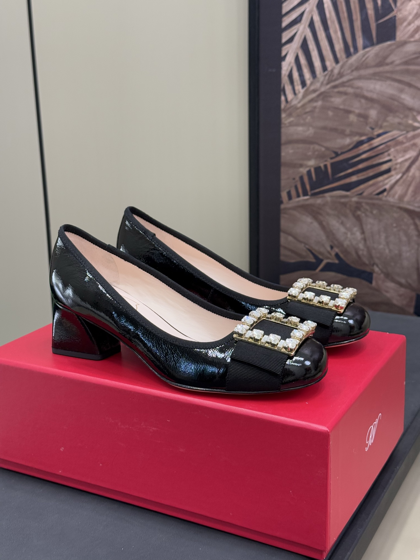 NO:237246,rv 25 spring and summer rhinestone stall single shoes daily commuting, even if you go, you will have a dazzling light everywhere you go, the sense of high-end usually radiates to the surrounding eyes Cowhide surface Sheepskin cowhide outsole size 34-40, single shoes, cowhide, sheepskin19860909rv 25春夏 水钻档口 单鞋 日常通勤都可以,就是走到哪里都会有夺目的光芒 ,高级感通常会辐射到周围眼睛 牛皮面 羊皮里 牛皮革大底 size 34-40,单鞋,cowhide,sheepskin,Women's Shoes