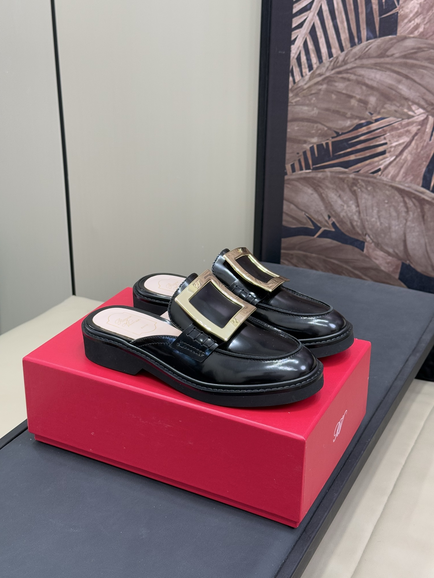 NO:237232,rv semi-drag new product classic loafers modified semi-drag; it is still very good, with a more exquisite casual and lazy look!  The feet feel very light, the diamond is also very flashing, it is adorable. size 35-41, semi-drag, loaders19860909rv 半拖 新品 经典乐福鞋 改半拖款；还是很好看,多了一份精致的随性慵懒！ 脚感很轻,钻也很闪,惹人爱哦 size 35-41,半拖,loafers,Women's Shoes