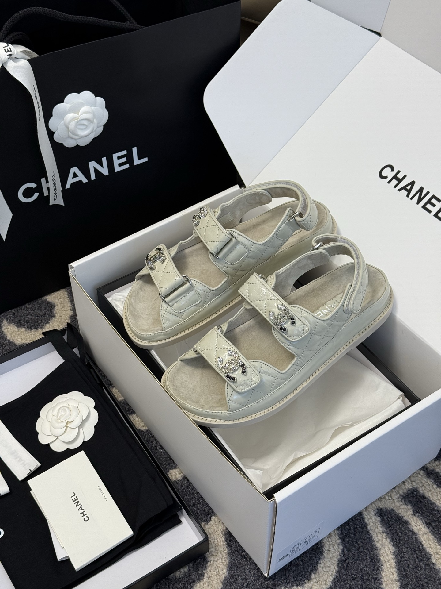 NO:235240,Paired with the airplane box, top version of Chanel 25p new arrival, Xiaoxiang Beach Sandals 25 Spring and Summer New Edition, full, rhinestone double C logo is simply too beautiful; oily leather, the texture is really super good!  The foot looks super white; the wrapping is very good, whoever wears it looks good. The inner part is made of reverse velvet and the foot feels not slippery. Soles imported from Italy cowhide size 35-41 Sandals 450 Slippers 420, sandals, chanel, sandals, slippers, cowhide19860909搭配飞机盒 顶版chanel 25p new arrival 小香沙滩凉鞋25春夏新版满 水钻双c logo简直不要太美啦； 油腊皮,质感真的超级好啊！ 上脚超级显白啊；包裹性很好,谁穿谁好看 内里还是反绒材质、脚感不打滑 鞋底意大利进口牛皮底 size 35-41 凉鞋450 拖鞋420,凉鞋,chanel,sandals,slippers,cowhide,Women's Shoes