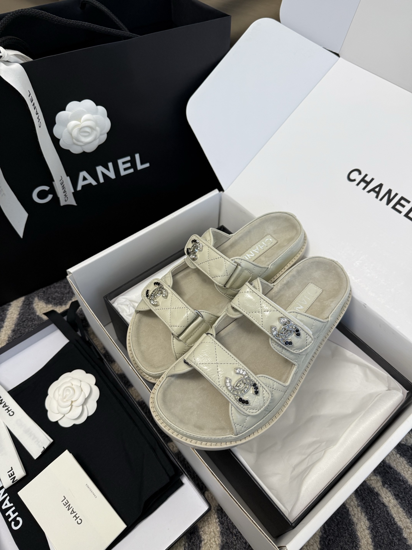 NO:229211,Top version chanel 25p new arrival Xiaoxiang Beach Sandals 25 Spring and Summer New Edition Full Rhinestone Double C Logo is simply too beautiful; oily leather, the texture is really super good!  The foot looks super white; the wrapping is very good, whoever wears it looks good. The inner part is made of reverse velvet and the foot feels not slippery. Soles imported from Italy cowhide. size 35-41 sandals. Slippers, sandals, chanel, sandals, slippers, cowhide19860909顶版chanel 25p new arrival 小香沙滩凉鞋25春夏新版满 水钻双c logo简直不要太美啦； 油腊皮,质感真的超级好啊！ 上脚超级显白啊；包裹性很好,谁穿谁好看 内里还是反绒材质、脚感不打滑 鞋底意大利进口牛皮底 size 35-41 凉鞋 拖鞋,凉鞋,chanel,sandals,slippers,cowhide,Women's Shoes