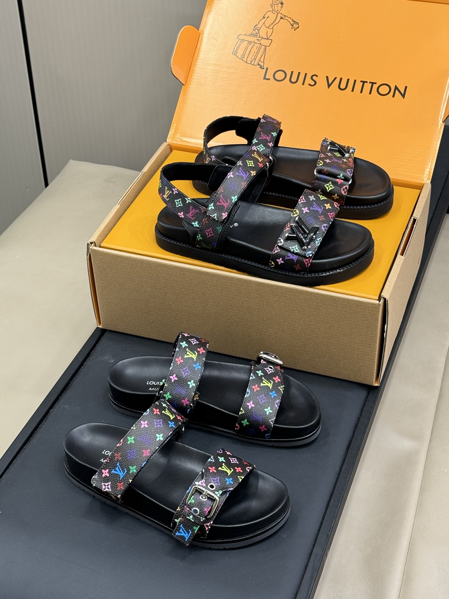 NO:225699,louis vuitt…on ss25 new arrival~ L home slippers Classic color   25 spring and summer color matching casual and easy to wear, a must-have item in the past size 35-41, sandals, louis vuitton, louis vuitton, sandals, slippers19860909louis vuitt…on ss25 new arrival～ L家拖鞋 经典色 25春夏配色 随性好穿,昔日必备单品 size 35-41,凉鞋,louis vuitton,louis vuitton,sandals,slippers,Women's Shoes