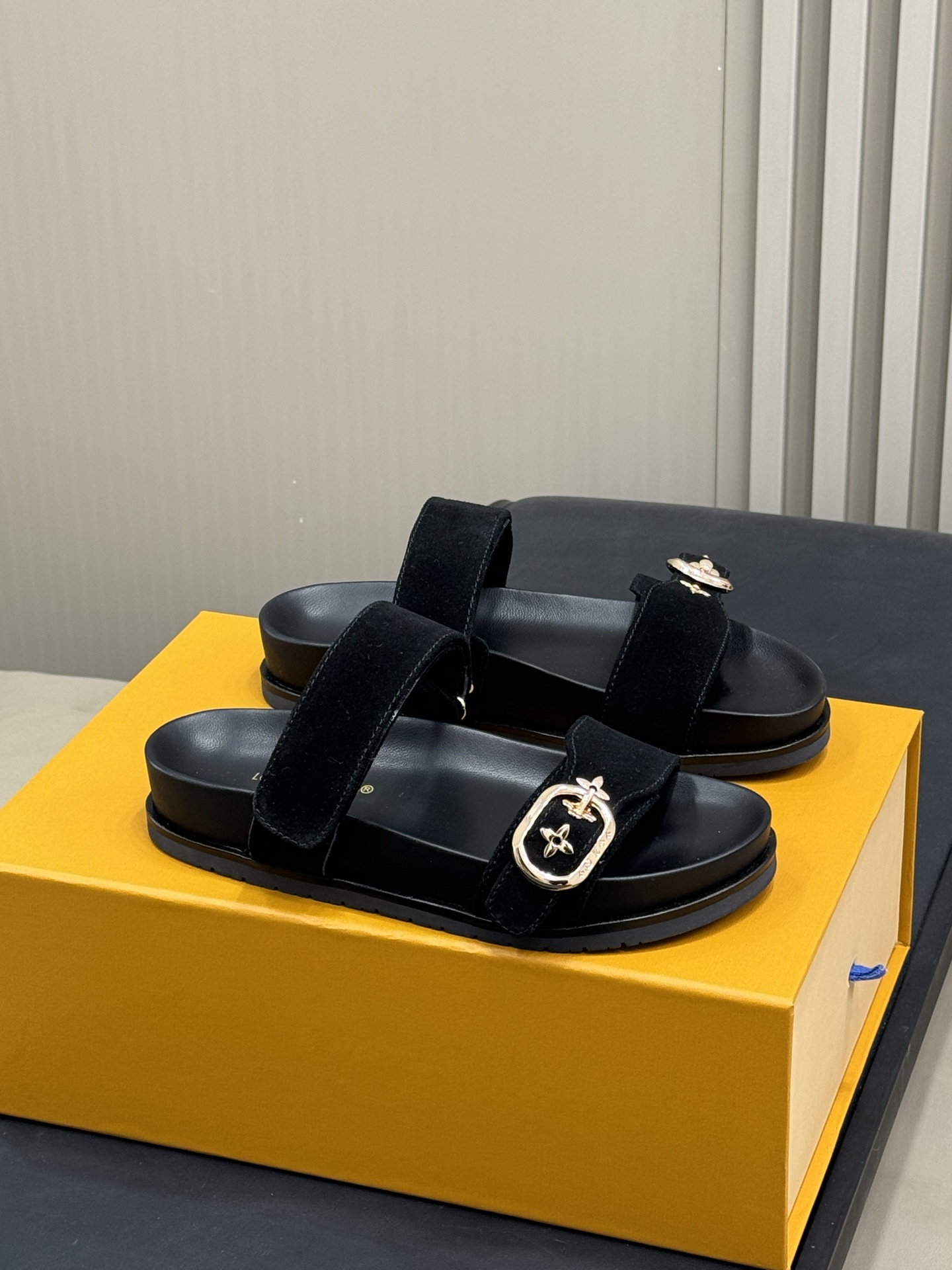 NO:236312,louis vuitt…on ss25 new arrival~ L home slippers Classic color   25 spring and summer color matching casual and easy to wear, a must-have item in the past size 35-41, slippers, louis vuitton, louis vuitton, slippers19860909louis vuitt…on ss25 new arrival～ L家拖鞋 经典色 25春夏配色 随性好穿,昔日必备单品 size 35-41,拖鞋,louis vuitton,louis vuitton,slippers,Women's Shoes