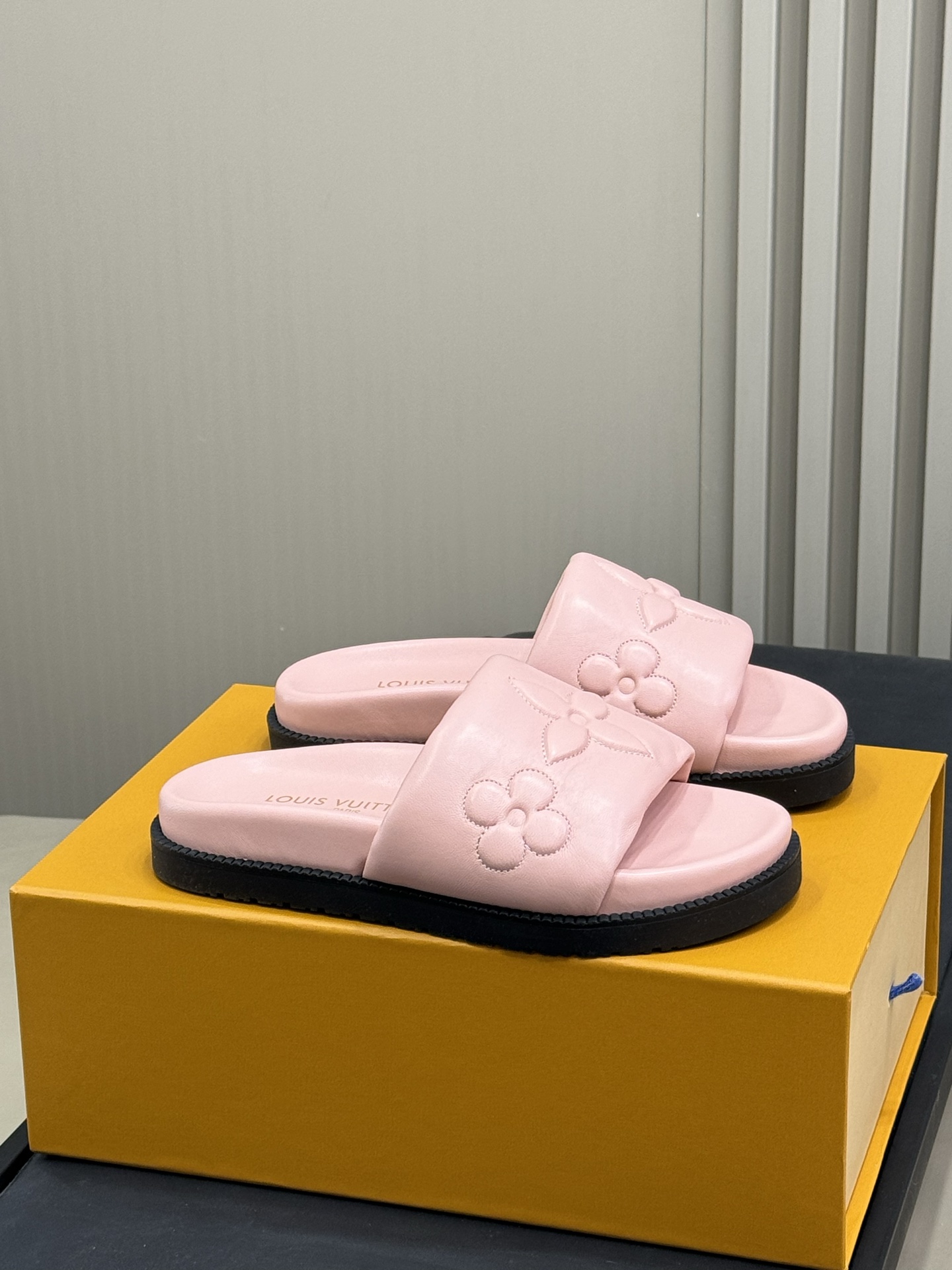 NO:237240,louis vuitt…on ss25 new arrival～ size 35-41,拖鞋,louis vuitton,slippers19860909louis vuitt…on ss25 new arrival～ size 35-41,拖鞋,louis vuitton,slippers,Women's Shoes