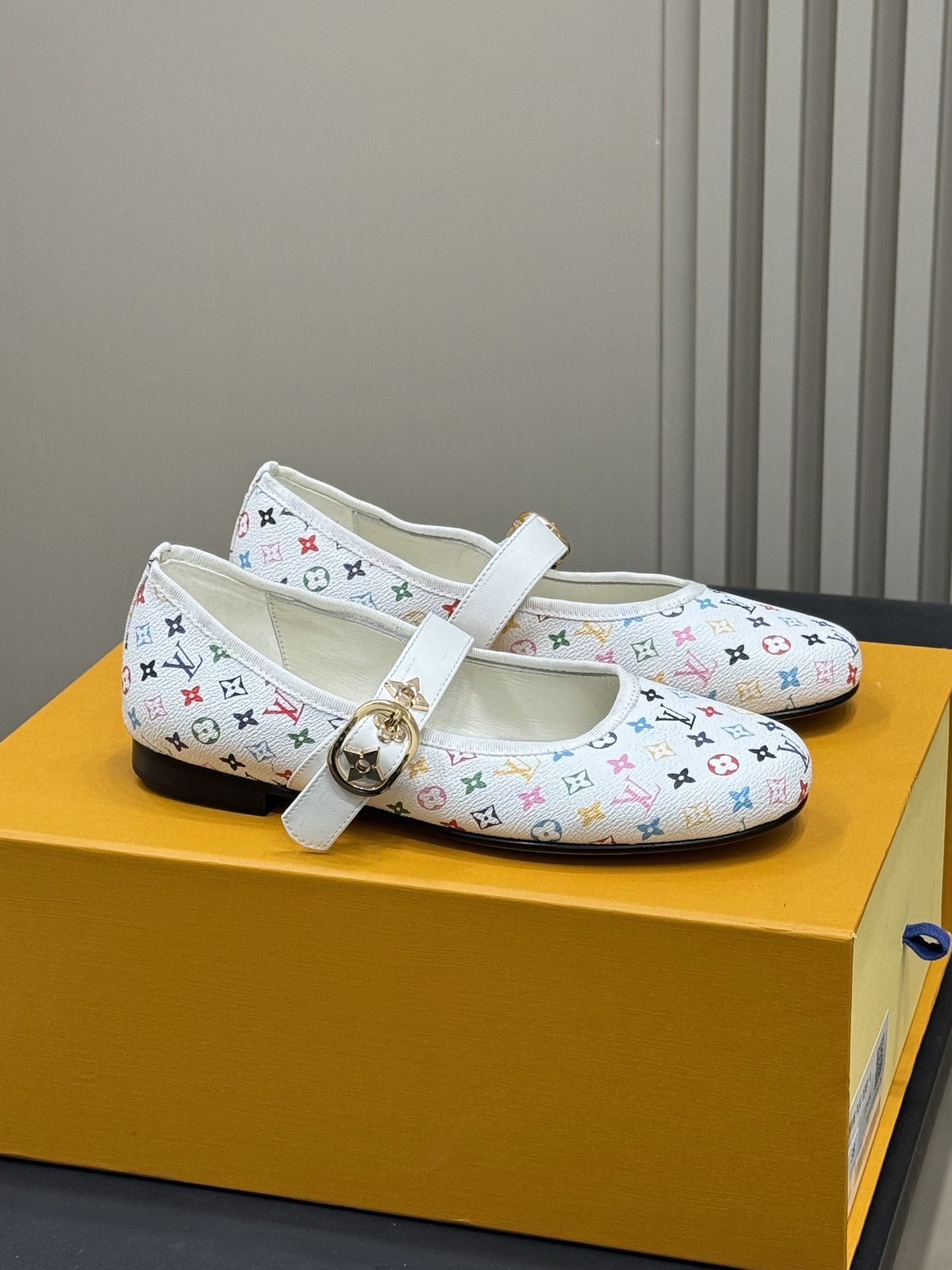 NO:417133,IvX Murakami Takashi Mary Jane is so beautiful, the meaning of pure leather print lies in the artist's requirements and persistence beyond ordinary products!  A unique aesthetic perspective, and a sense of balance that dares to make a fuss about classics and never makes a fool of yourself. A series of beautiful size 35-41, single shoes, mary jane19860909IvX 村上隆联名款 玛丽珍 太好看了吧,纯皮面印花的 联名的意义 在于艺术家超出普通商品的要求和坚持！ 独特的审美角度, 以及敢于在经典上做文章,不胡来的平衡感. 美不胜收的一系列 size 35-41,单鞋,mary jane,Women's Shoes