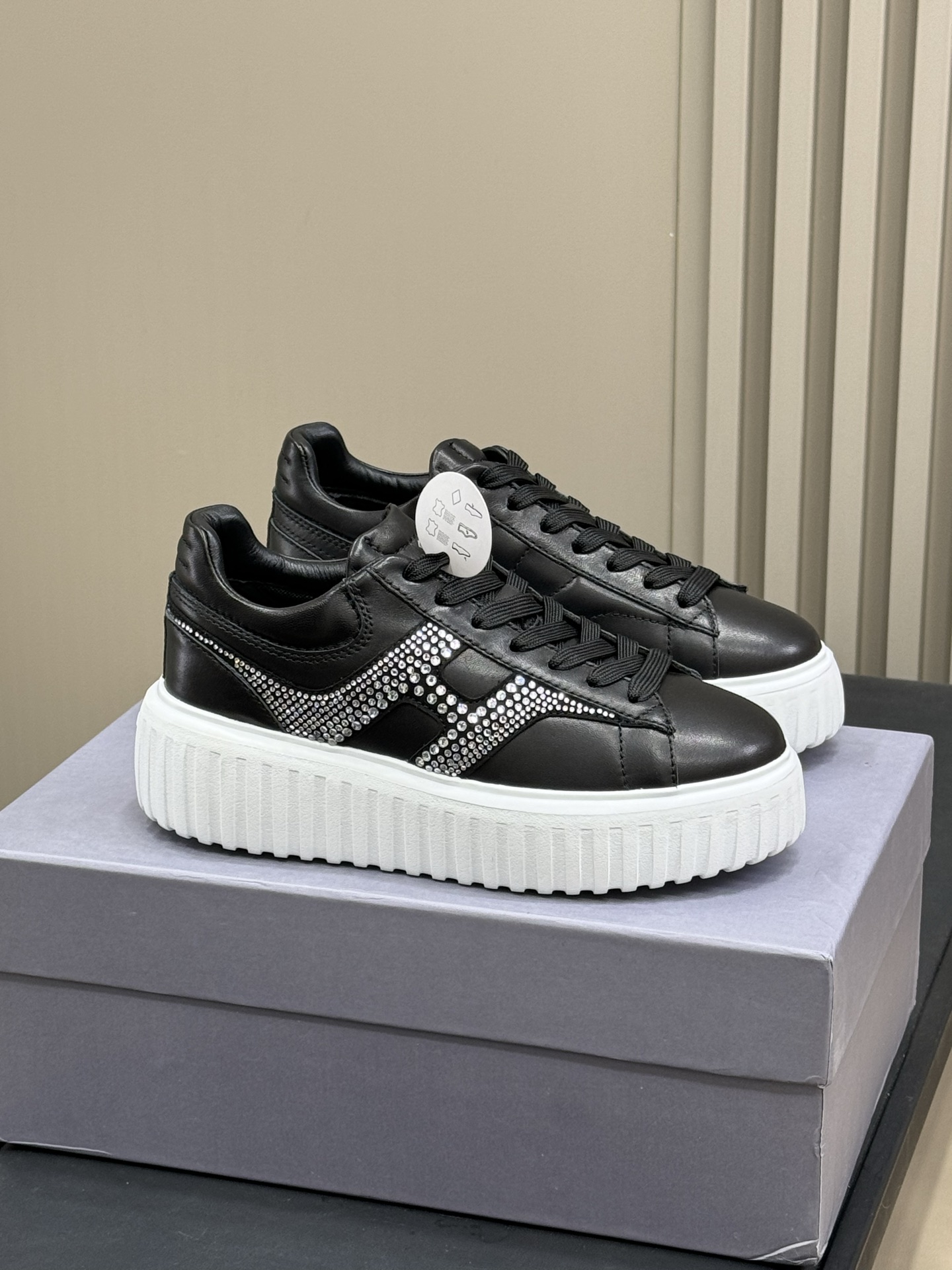 NO:237258,hogan ss25 arrival~ new sports shoes, new spring and summer sports shoes, light foot feel, full score for heightening effect, calfskin material, technology three-dimensional elastic inner pad size 35-41, casual shoes/sports shoes, sneakers, cowhide19860909hogan ss25 arrival~ 运动鞋新品 霍跟25春夏运动鞋新品 脚感轻盈,增高效果满分 小牛皮材质,科技立体弹力内垫 size 35-41,休闲鞋/运动鞋,sneakers,cowhide,Women's Shoes