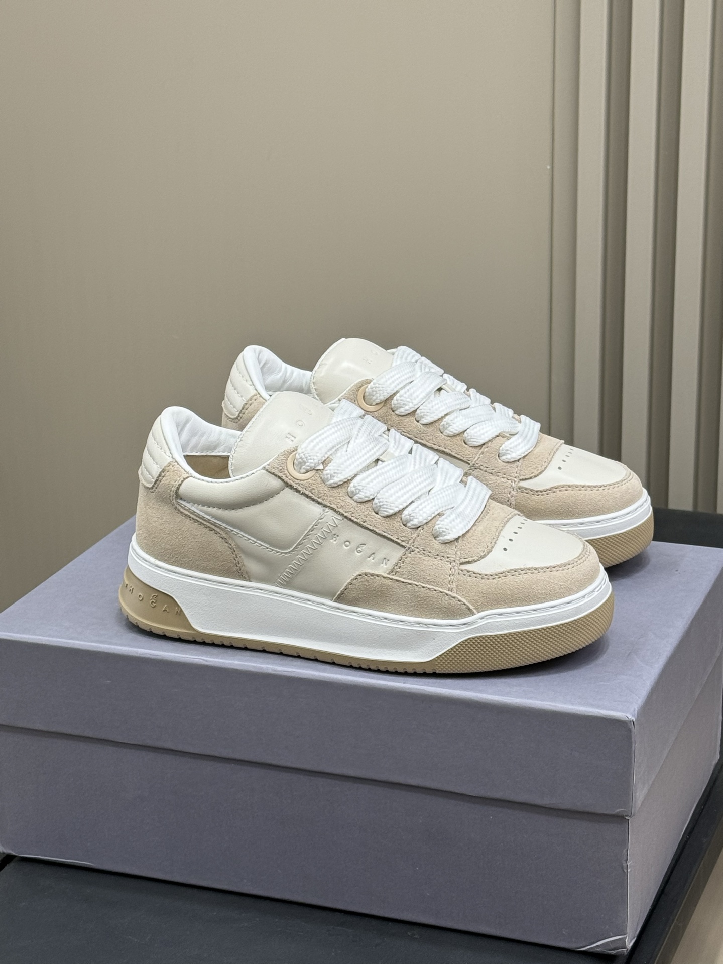 NO:237260,Hogan fw24 new sports shoes, new sports shoes for 24 autumn and winter, light feet, full score for height enhancement effect, calfskin material, technology three-dimensional elastic inner pad size 35-45 men's size, casual shoes/sports shoes, sneakers, cowhide19860909hogan fw24 运动鞋新品 霍跟24秋冬运动鞋新品 脚感轻盈,增高效果满分 小牛皮材质,科技立体弹力内垫 size 35-45 男码,休闲鞋/运动鞋,sneakers,cowhide,Women's Shoes