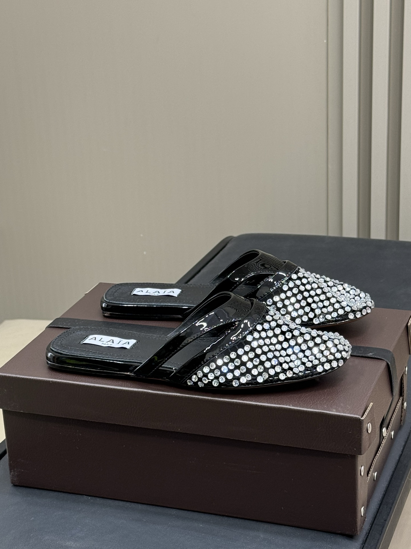 NO:237235,alaia fishing net flip flop series is a popular single product, and it is popular nowadays. But it should be this year. This brand should have no chance after this year, so take advantage of the popularity and get fashionable!  size 35-41 net drag drill drag, semi drag, alaia19860909alaia 渔网人字拖系列 爆单品,时下流行审美.不过应该就今年吧,这牌子过了今年应该没戏,所以趁着有热度,赶紧时髦一把！ size 35-41 网拖 钻拖,半拖,alaia,Women's Shoes