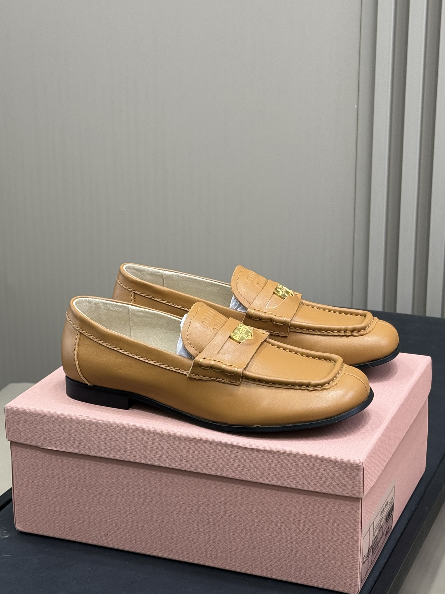 NO:237250,miu ss25 new arrival~ miu 25 spring and summer soft sole soft surface driving shoes new product, a bit old money low-key temperament and fashionable online; the key is that the foot feels invincible and comfortable! 进口小牛皮材质,手工缝线！  Top version size 35-41, loafers, miumiu, loafers, cowhide19860909miu ss25 new arrival～ miu 25春夏软底软面驾车鞋新品 有点老钱低调的气质、时髦在线；关键脚感无敌舒适哈！进口小牛皮材质,手工缝线！ 顶级版本size 35-41,乐福鞋,miumiu,loafers,cowhide,Women's Shoes
