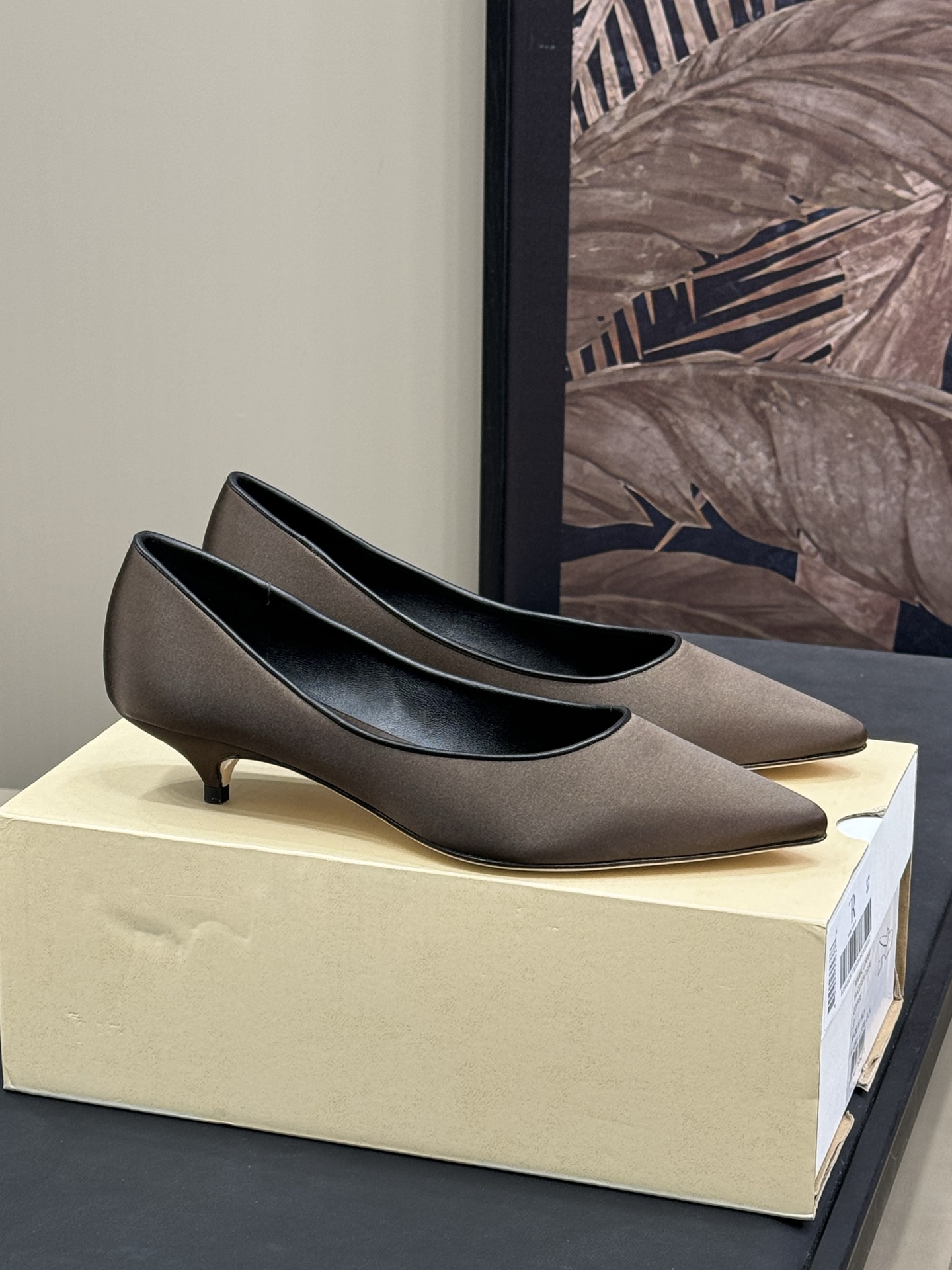 NO:237239,The Row ss25 new arrival-～ the row pointed high heels The small pointed toe is upright, simple to the extreme, but definitely not simple!  It was not until yesterday when a sister tried it on it. I found that it looked so good and pedicure-like. The small heel was so comfortable to wear. The silk upper, customized glossy sheepskin footbed, imported cowhide sole from Italy and made of injection molding!  Top version size35-40, single shoes, high heels, cowhide, sheepskin, real silk19860909The Row ss25 new arrival-～ the row尖头高跟鞋 小尖头翘起来的,简约到极致,但绝对不简单！ 直到昨天有姐妹试穿我才发现原来它这么好看,很修脚型 小跟穿起来好舒服 真丝鞋面,定制光面羊皮垫脚,意大利进口牛皮底且做注塑胶工艺！ 顶级版本 size35-40,单鞋,high heels,cowhide,sheepskin,real silk,Women's Shoes