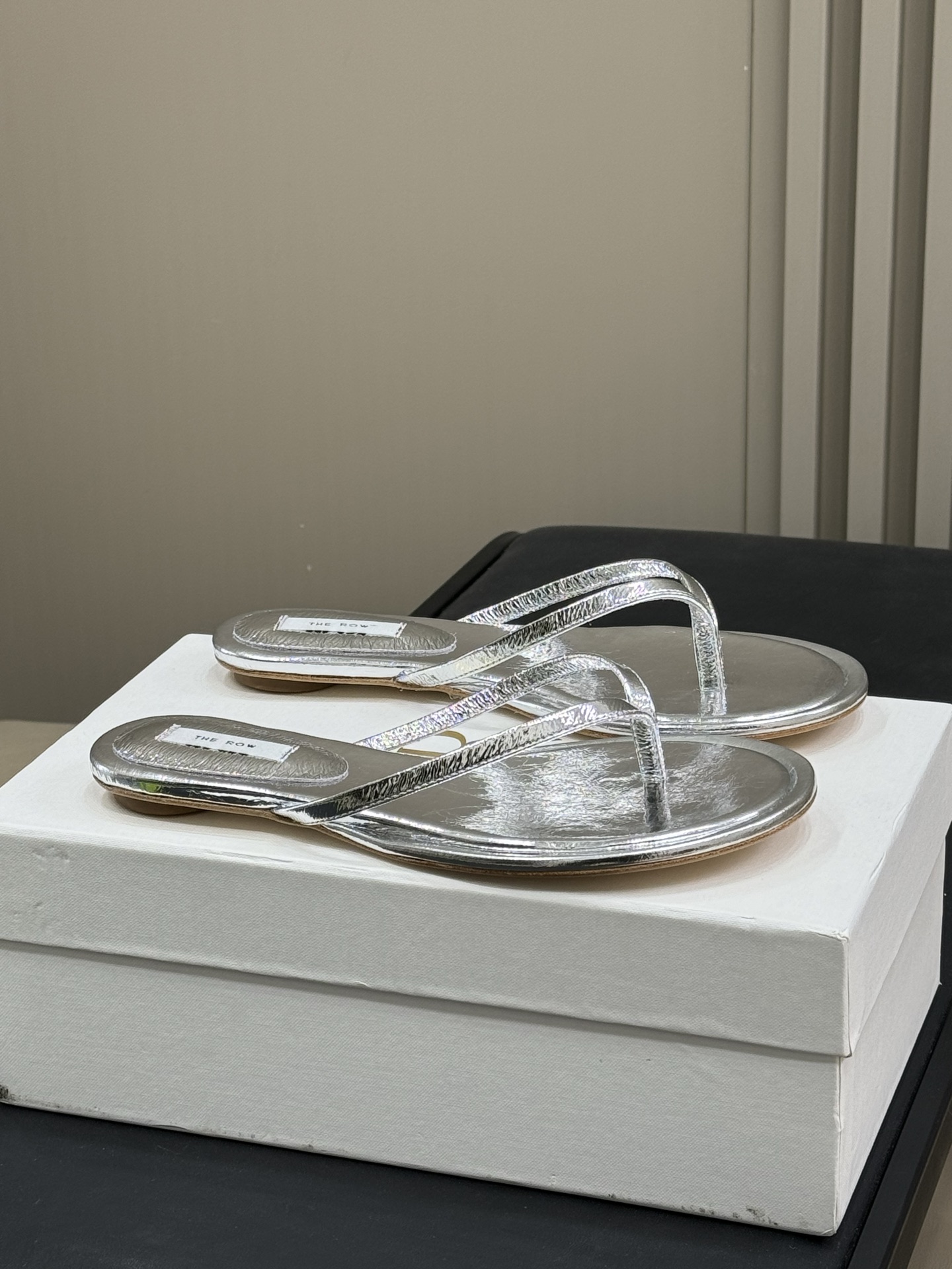 NO:237253,therow ss25 new arrival~ TR 25 spring and summer pure leather flip-flops simple and beautiful, with tone; the sole has a little heel, the spring and summer combination is so beautiful size 35-41, split-toe shoes19860909therow ss25 new arrival～ TR 25春夏纯皮人字拖 简约好看,有调性； 鞋底带一丢丢跟,春夏搭配太美了 size 35-41,分趾鞋,Women's Shoes