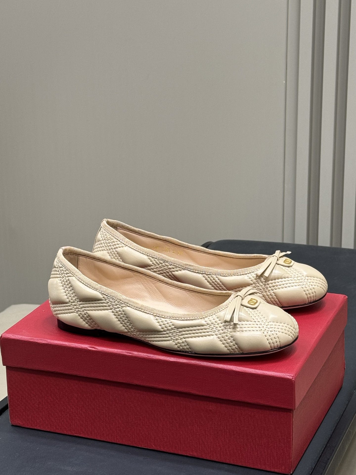 NO:237244,valentino ss25 new areival-～ VT small heel sheepskin single shoe series classic diamond pattern, simple and exquisite inner lambskin, imported Italian natural sheepskin sole!  Top quality 35-40, single shoes, valentino, sheepskin19860909valentino ss25 new areival-～ VT小跟羊皮单鞋系列 经典菱格纹,简约精致 内里小羊皮,意大利进口本色羊皮鞋底！ 顶级精品35-40,单鞋,valentino,sheepskin,Women's Shoes