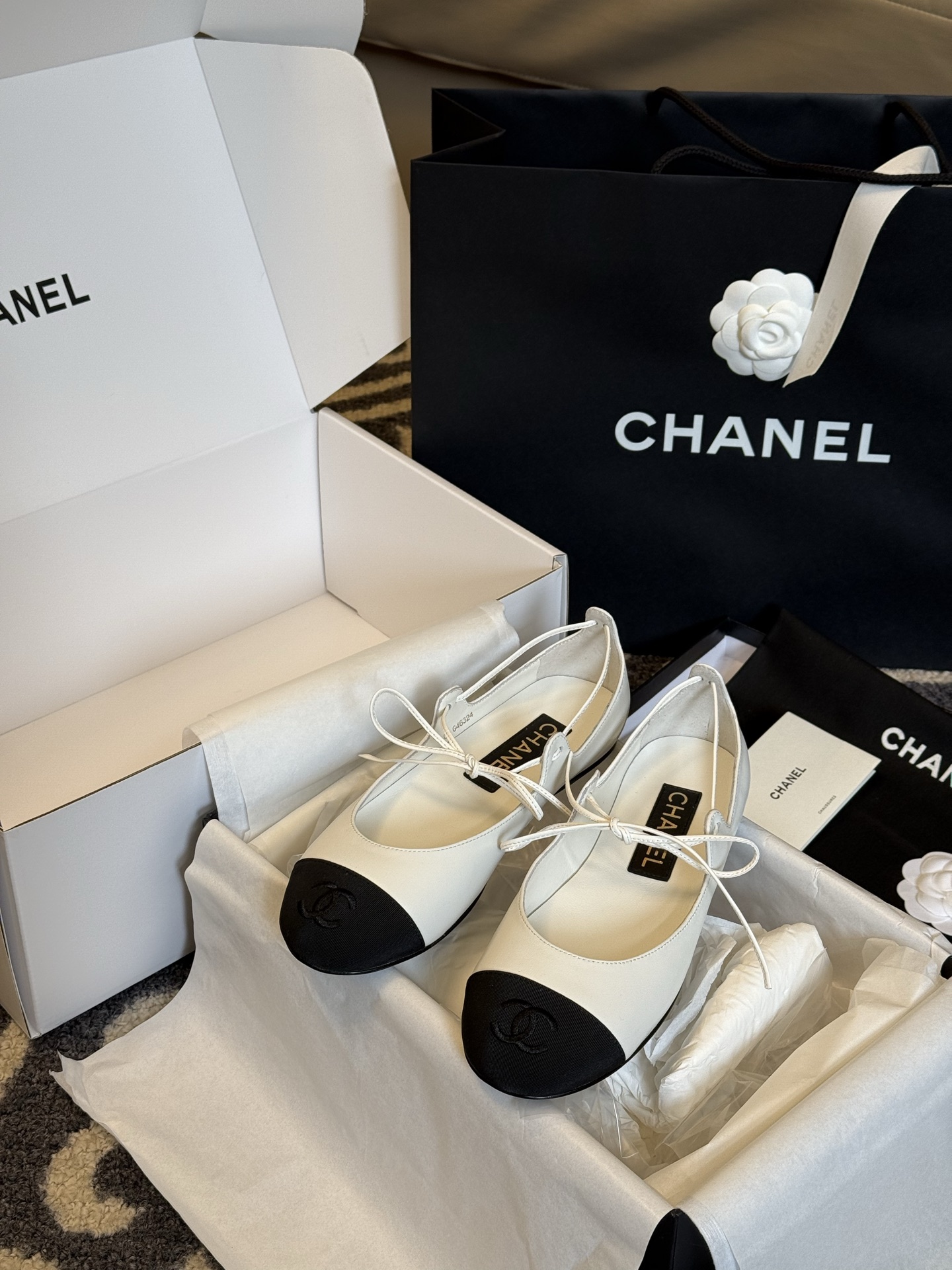 NO:229216,Top version chanel 25p new arrival~ Xiaoxiang 25 spring and summer flat-sole lace-up ballet shoes new product Lamb leather texture is very good, very soft and glutinous, and the lace-up design is very elegant Sheepskin inner lining, imported cowhide from Italy size 35-41 Top version, ballet shoes, chanel, cowhide, sheepskin19860909顶版chanel 25p new arrival～ 小香25春夏 平底系带芭蕾舞鞋新品 小羊皮质感超好 很软糯的,系带设计很优雅 羊皮内里,意大利进口牛皮底 size 35-41 顶级版本,芭蕾舞鞋,chanel,cowhide,sheepskin,Women's Shoes