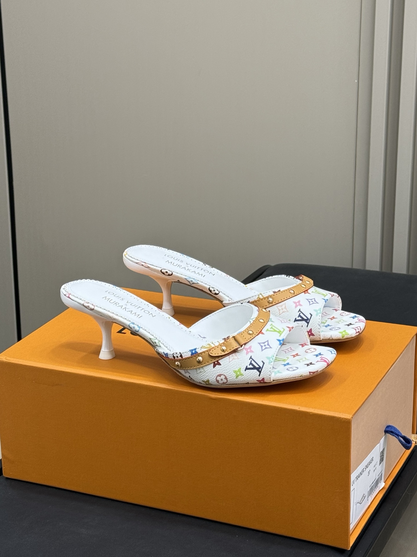 NO:758866,Top quality LV three-color co-branded kitten heel. It is elegant and spicy. It is so dazzling when placed in front of you. Leather printing material, good texture. Sheepskin lining, sole imported from Italy. Size 35-41, high heels and slippers, louis vuitton, high heels, slippers, cowhide, sheepskin19860909顶级品质 LV 三彩联名小猫跟 又优雅又辣,水灵灵的放在眼前,真的太亮眼了 皮面印花材质,质地很好的 内里羊皮,鞋底意大利进口牛皮 size 35-41,高跟鞋拖鞋,louis vuitton,high heels,slippers,cowhide,sheepskin,Women's Shoes