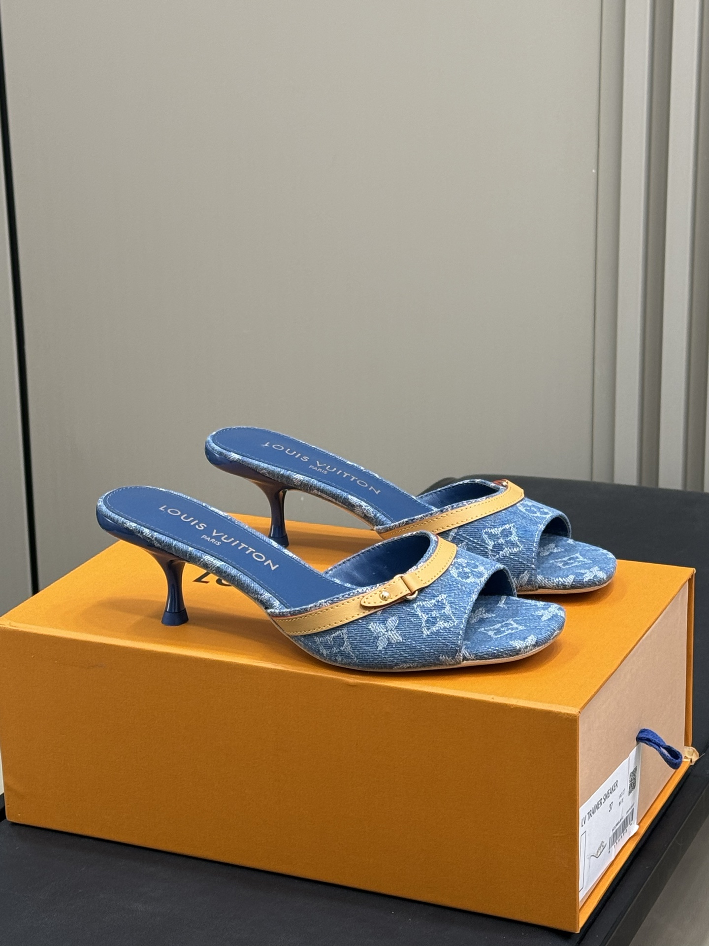 NO:238141,LV three-color co-branded kitten heel, elegant and spicy, it is so beautiful, leather printed material, good texture, inner sheepskin, sole imported Italian cowhide size 35-41, slippers, louis vuitton, slippers, cowhide, sheepskin19860909LV 三彩联名小猫跟 又优雅又辣,水灵灵的放在眼前,真的太亮眼了 皮面印花材质,质地很好的 内里羊皮,鞋底意大利进口牛皮 size 35-41,拖鞋,louis vuitton,slippers,cowhide,sheepskin,Women's Shoes