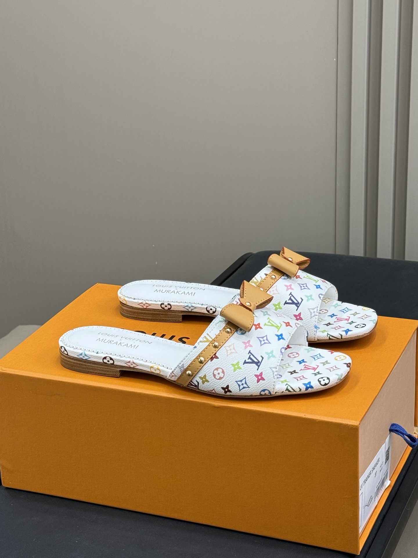 NO:238143,lv three-color bow flat slippers politely overflowing, extremely happy Pure leather bow   small rivets, very textured Sheepskin inner, genuine leather sole size 35-41, slippers, louis vuitton, slippers, sheepskin19860909lv 三彩蝴蝶结 平底拖鞋 客气溢出的呀,欢喜之极呀 纯皮蝴蝶结 小铆钉,很有质感呢 羊皮内里,真皮鞋底 size 35-41,拖鞋,louis vuitton,slippers,sheepskin,Women's Shoes