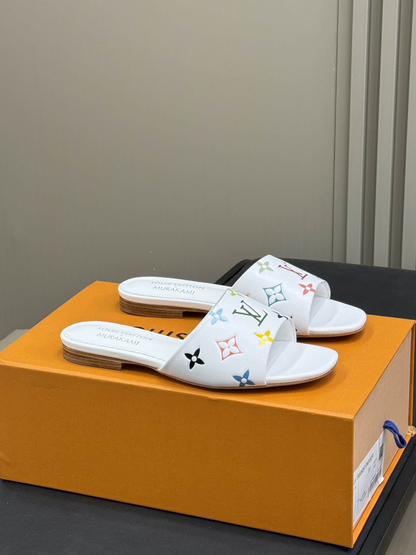 NO:237247,lv three-color bow flat slippers politely overflowing, extremely happy Pure leather bow   small rivets, very textured Sheepskin inner, genuine leather sole size 35-41, slippers, louis vuitton, slippers, sheepskin19860909lv 三彩蝴蝶结 平底拖鞋 客气溢出的呀,欢喜之极呀 纯皮蝴蝶结 小铆钉,很有质感呢 羊皮内里,真皮鞋底 size 35-41,拖鞋,louis vuitton,slippers,sheepskin,Women's Shoes