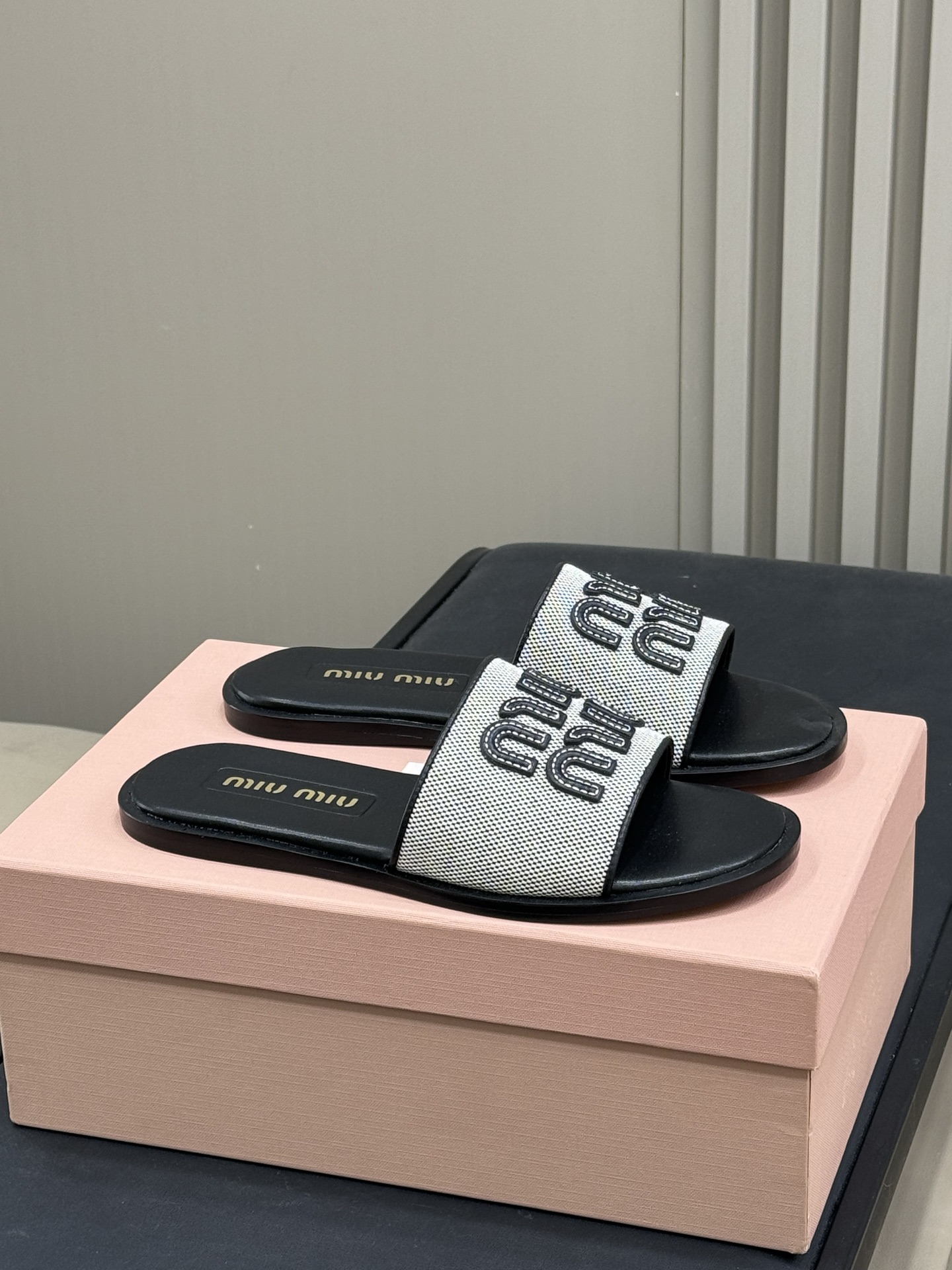 NO:237249,miu ss25 new arrival~ miu 25 spring and summer new products of knitted slippers pure finishing weaving, lambskin inner, slowly lazy vacation feel The sole has a certain thickness and is very comfortable size 35-41, slippers, miumiu, slippers, sheepskin19860909miu ss25 new arrival～ miu 25春夏 编织拖鞋新品 纯收工编织,小羊皮内里,慢慢慵懒 度假feel 鞋底有一定厚度,很舒适 size 35-41,拖鞋,miumiu,slippers,sheepskin,Women's Shoes