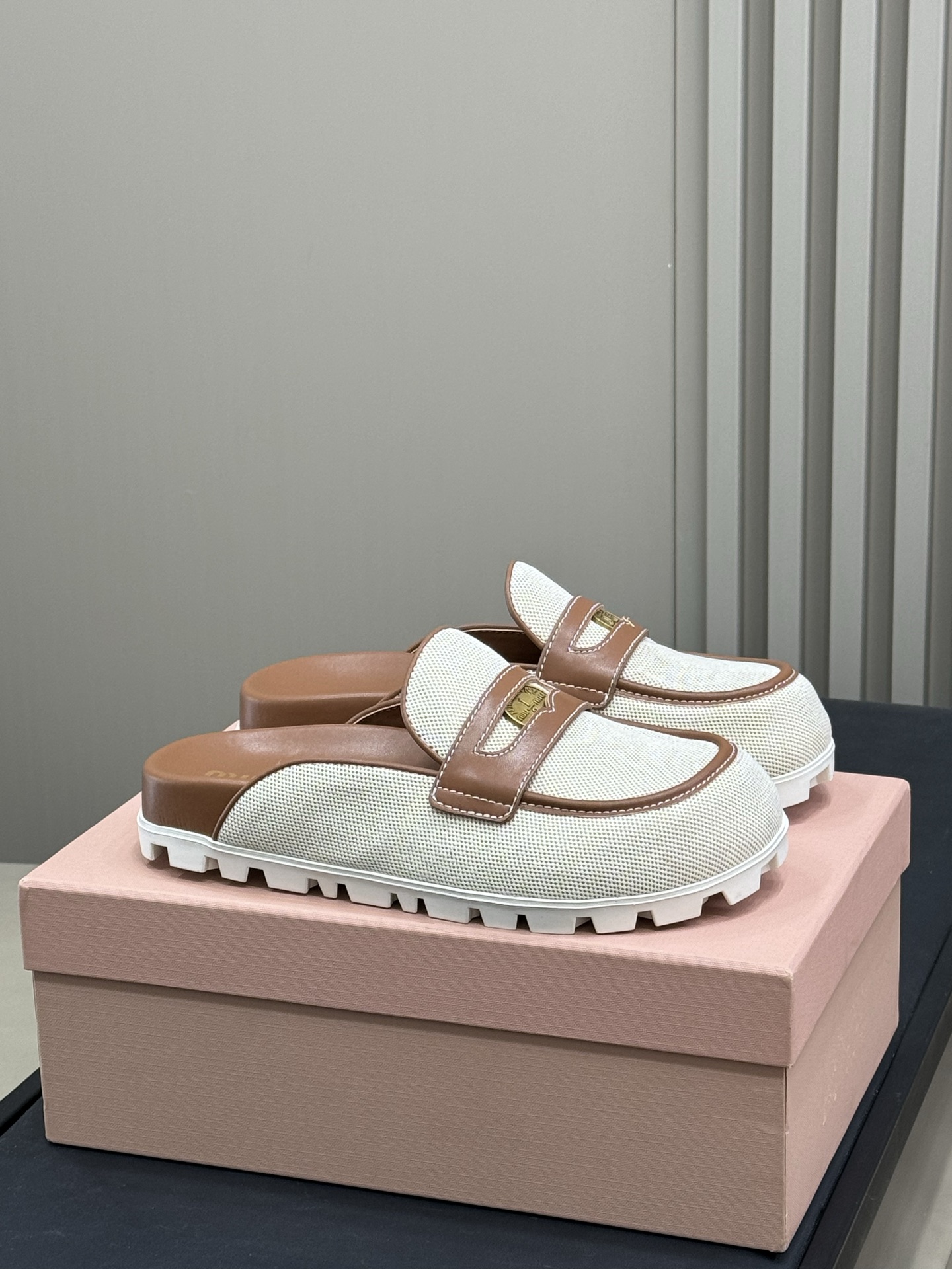 NO:224195,miu ss25 new arrival~ miu 25 spring and summer new products of weaving slippers pure finishing weaving, lambskin inner, slowly lazy vacation feel The sole has a certain thickness and is very comfortable size 35-41, semi-drag, miumiu, slippers, sheepskin19860909miu ss25 new arrival～ miu 25春夏 编织拖鞋新品 纯收工编织,小羊皮内里,慢慢慵懒 度假feel 鞋底有一定厚度,很舒适 size 35-41,半拖,miumiu,slippers,sheepskin,Women's Shoes