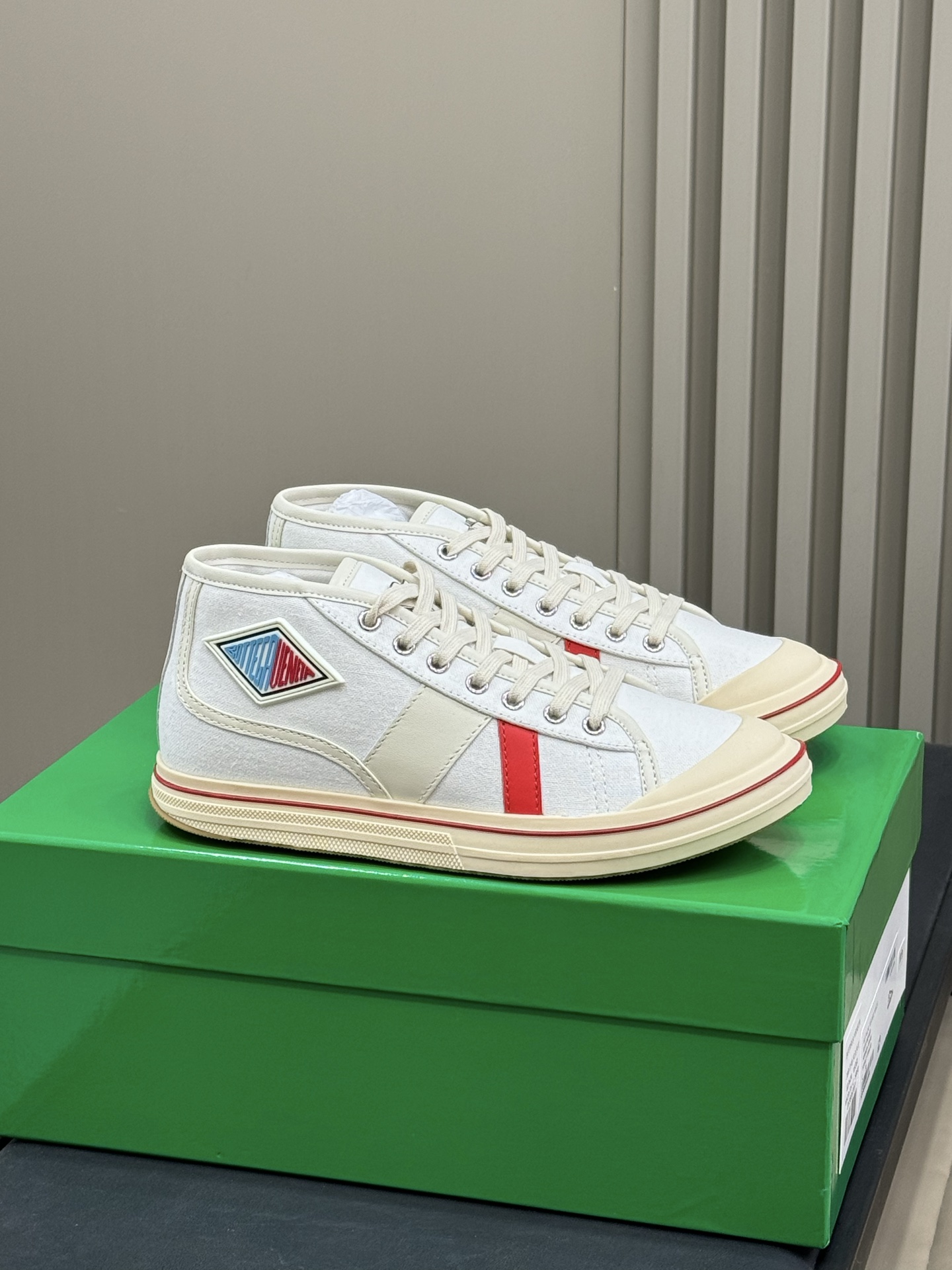 NO:229206,bottageveneta ss25 new arrival~ Bv New retro sneakers Tai Ku Spicy The whole shoe is breathable and comfortable, the canvas upper is lightweight, and the upper and splicing are wrapped in soft and luxurious sheepskin inlay. The red line on each shoe is hand-painted, which is more tasteful and attitude! Couple size 35-45, casual shoes/sports shoes, bottega veneta, bottega veneta, bottega veneta, sneakers, sheepskin19860909bottageveneta ss25 new arrival～ Bv 新款复古运动鞋 泰酷辣 整个鞋子透气舒适,帆布鞋面自重轻盈,鞋帮和拼接处以柔软奢华的羊皮镶嵌包裹 每只鞋边的红线均为手工绘画,更具品味与态度喔! 情侣size 35-45,休闲鞋/运动鞋,bottega veneta,bottega veneta,sneakers,sheepskin,Women's Shoes