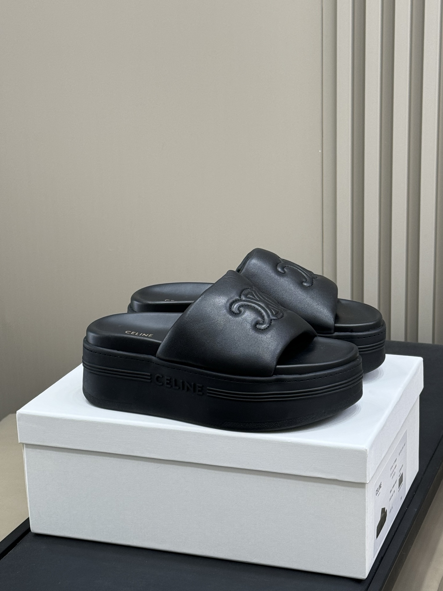 NO:229236,celine ss25 new arrival~ celine 2025 spring and summer thick-soled sheepskin slippers are a perfect long-legged artifact!  Top-level productions 35-41, slippers, celine, slippers, sheepskin19860909celine ss25 new arrival～ celine 2025春夏厚底羊皮拖鞋 妥妥长腿神器！ 顶级出品35-41,拖鞋,celine,slippers,sheepskin,Women's Shoes