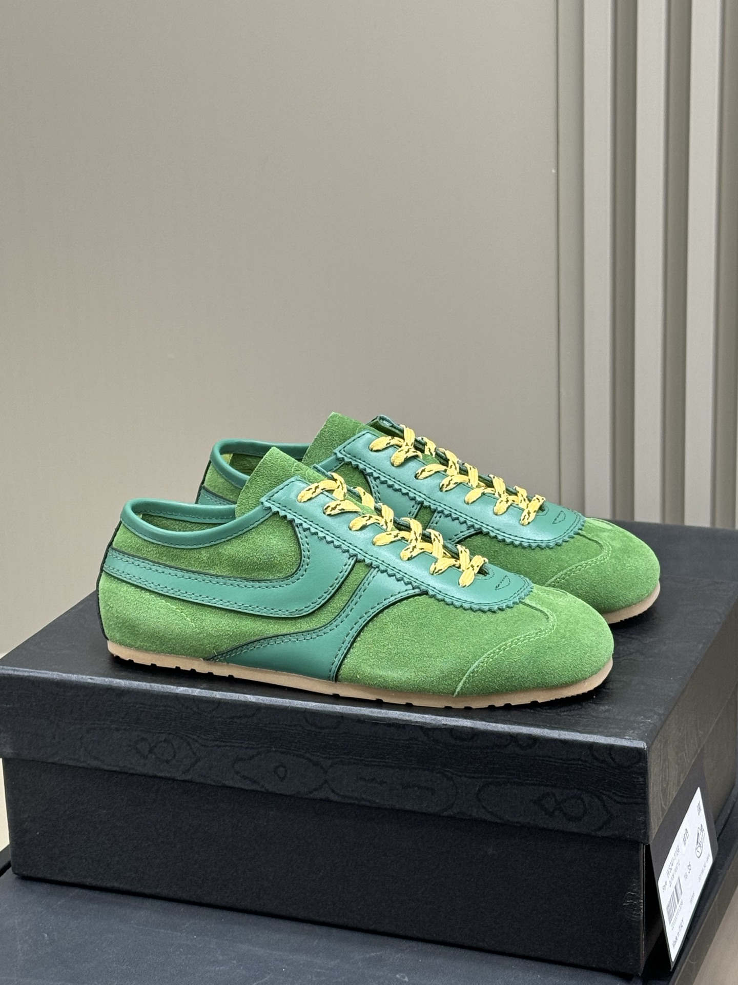 NO:257454,Men's 10 #DriesVanNoten couple style 25 spring and summer new colors Very Miu flavored German training items, very outstanding in appearance Suede spliced ​​glossy calfskin, the texture and details are great Couple size 35-45, casual shoes/sports shoes, miumiu, sneakers, cowhide, chamois leather19860909批男10 #DriesVanNoten情侣款 25春夏新色 很miu味的德训单品,样子很出彩 麂皮拼接光面小牛皮,质感和细节都很赞 情侣size 35-45,休闲鞋/运动鞋,miumiu,sneakers,cowhide,chamois leather,Women's Shoes