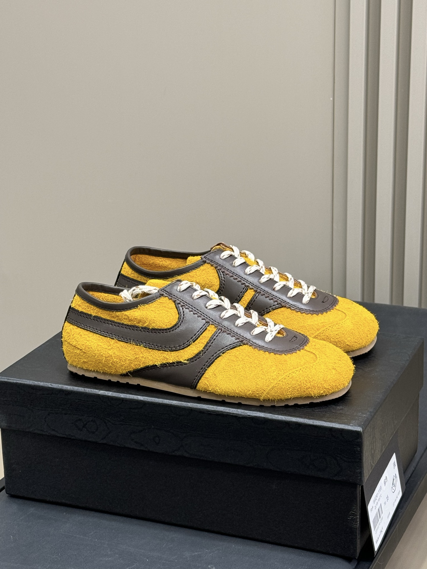 NO:257451,Men's 10 #DriesVanNoten couple style 25 spring and summer new colors Very Miu flavored German training items, very outstanding in appearance Suede spliced ​​glossy calfskin, the texture and details are great Couple size 35-45, casual shoes/sports shoes, miumiu, sneakers, cowhide, chamois leather19860909批男10 #DriesVanNoten情侣款 25春夏新色 很miu味的德训单品,样子很出彩 麂皮拼接光面小牛皮,质感和细节都很赞 情侣size 35-45,休闲鞋/运动鞋,miumiu,sneakers,cowhide,chamois leather,Women's Shoes