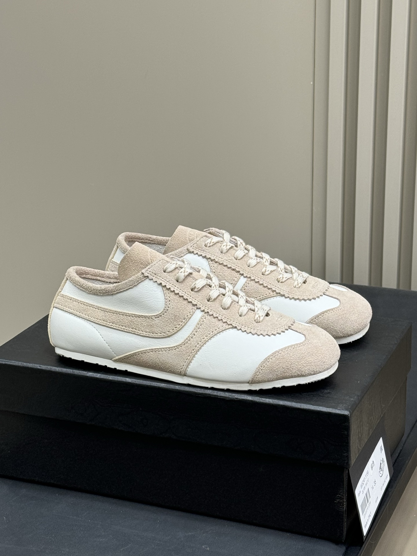 NO:257435,Men's 10 #DriesVanNoten couple style 25 spring and summer new colors Very Miu flavored German training items, very outstanding in appearance Suede spliced ​​glossy calfskin, the texture and details are great Couple size 35-45, casual shoes/sports shoes, miumiu, sneakers, cowhide, chamois leather19860909批男10 #DriesVanNoten情侣款 25春夏新色 很miu味的德训单品,样子很出彩 麂皮拼接光面小牛皮,质感和细节都很赞 情侣size 35-45,休闲鞋/运动鞋,miumiu,sneakers,cowhide,chamois leather,Women's Shoes