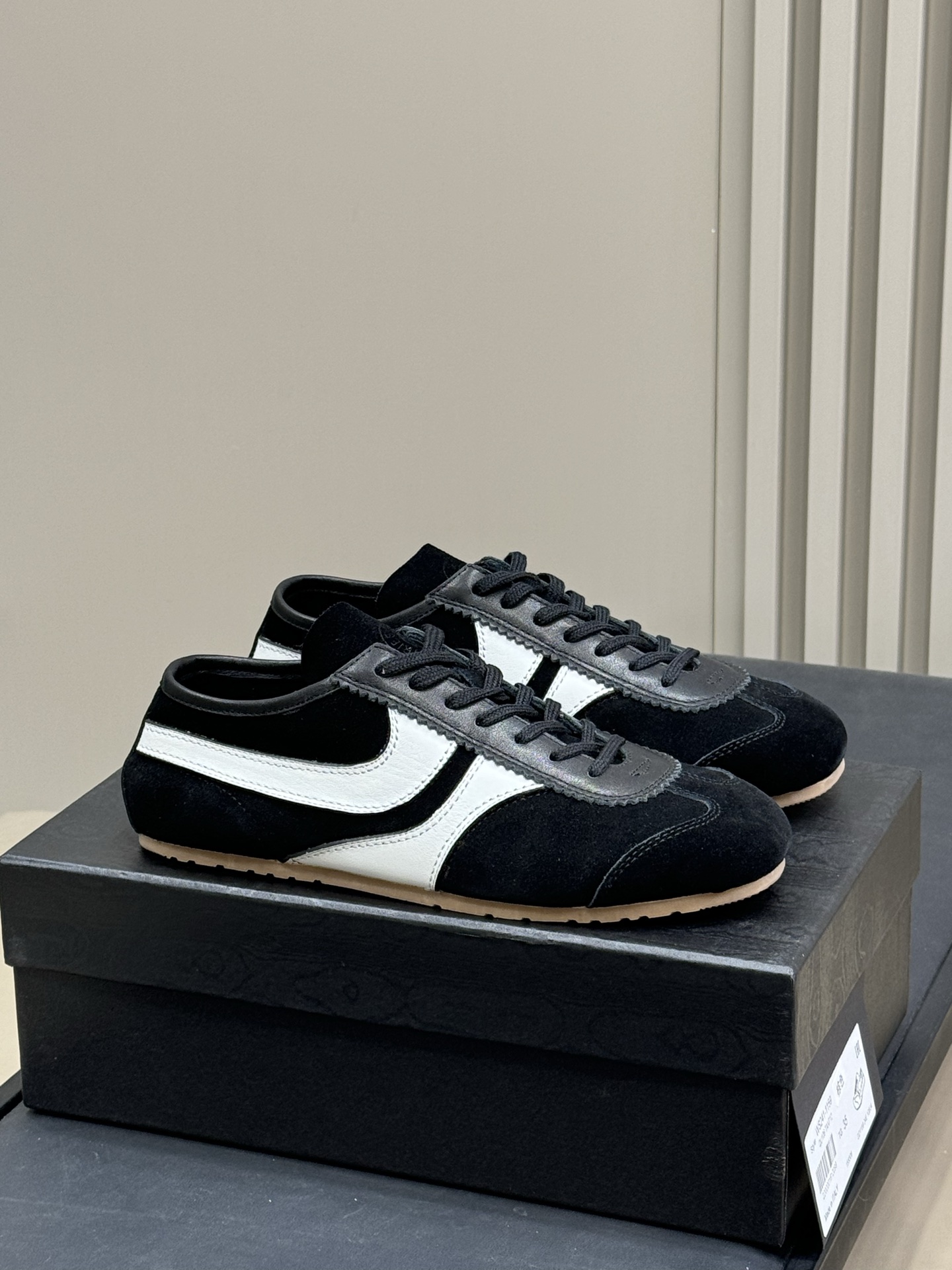 NO:257437,Men's 10 #DriesVanNoten couple style 25 spring and summer new colors Very Miu flavored German training items, very outstanding in appearance Suede spliced ​​glossy calfskin, the texture and details are great Couple size 35-45, casual shoes/sports shoes, miumiu, sneakers, cowhide, chamois leather19860909批男10 #DriesVanNoten情侣款 25春夏新色 很miu味的德训单品,样子很出彩 麂皮拼接光面小牛皮,质感和细节都很赞 情侣size 35-45,休闲鞋/运动鞋,miumiu,sneakers,cowhide,chamois leather,Women's Shoes