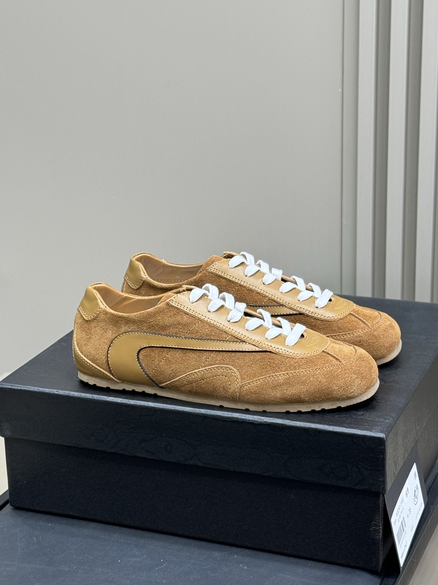 NO:257439,Men's 10 #DriesVanNoten couple style 25 spring and summer new colors Very Miu flavored German training items, very outstanding in appearance Suede spliced ​​glossy calfskin, the texture and details are great Couple size 35-45, casual shoes/sports shoes, miumiu, sneakers, cowhide, chamois leather19860909批男10 #DriesVanNoten情侣款 25春夏新色 很miu味的德训单品,样子很出彩 麂皮拼接光面小牛皮,质感和细节都很赞 情侣size 35-45,休闲鞋/运动鞋,miumiu,sneakers,cowhide,chamois leather,Women's Shoes