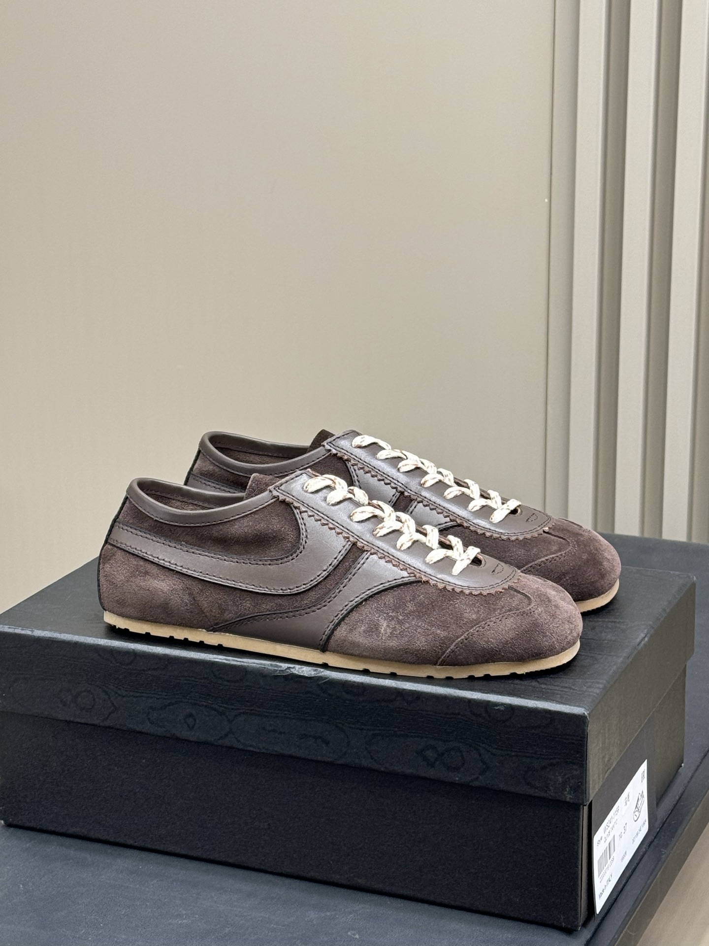 NO:257441,Men's 10 #DriesVanNoten couple style 25 spring and summer new colors Very Miu flavored German training items, very outstanding in appearance Suede spliced ​​glossy calfskin, the texture and details are great Couple size 35-45, casual shoes/sports shoes, miumiu, sneakers, cowhide, chamois leather19860909批男10 #DriesVanNoten情侣款 25春夏新色 很miu味的德训单品,样子很出彩 麂皮拼接光面小牛皮,质感和细节都很赞 情侣size 35-45,休闲鞋/运动鞋,miumiu,sneakers,cowhide,chamois leather,Women's Shoes