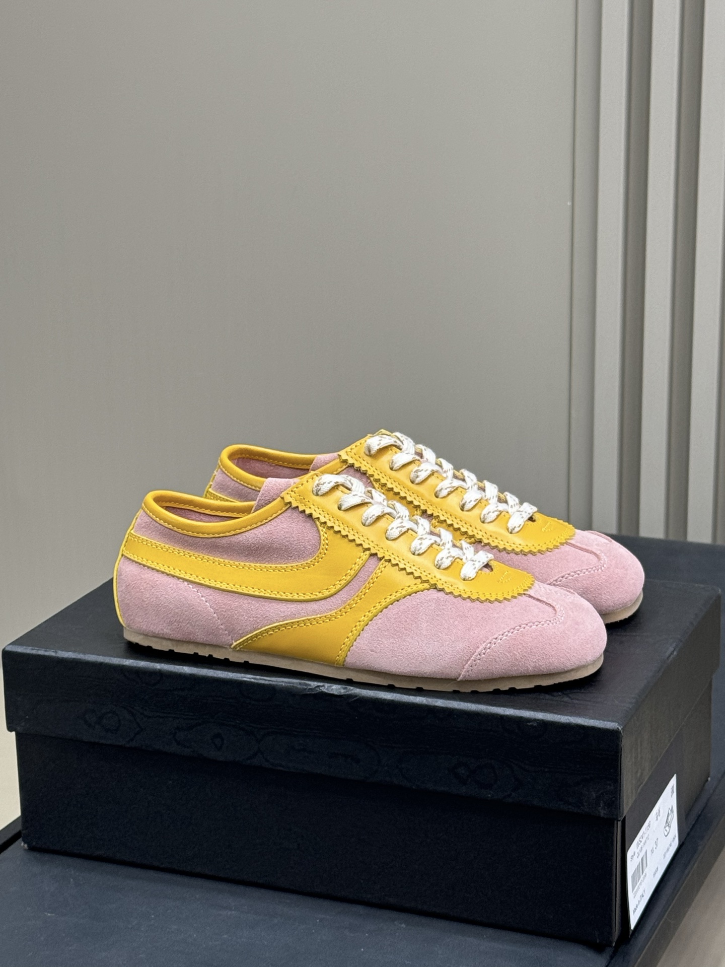 NO:257444,Men's 10 #DriesVanNoten couple style 25 spring and summer new colors Very Miu flavored German training items, very outstanding in appearance Suede spliced ​​glossy calfskin, the texture and details are great Couple size 35-45, casual shoes/sports shoes, miumiu, sneakers, cowhide, chamois leather19860909批男10 #DriesVanNoten情侣款 25春夏新色 很miu味的德训单品,样子很出彩 麂皮拼接光面小牛皮,质感和细节都很赞 情侣size 35-45,休闲鞋/运动鞋,miumiu,sneakers,cowhide,chamois leather,Women's Shoes