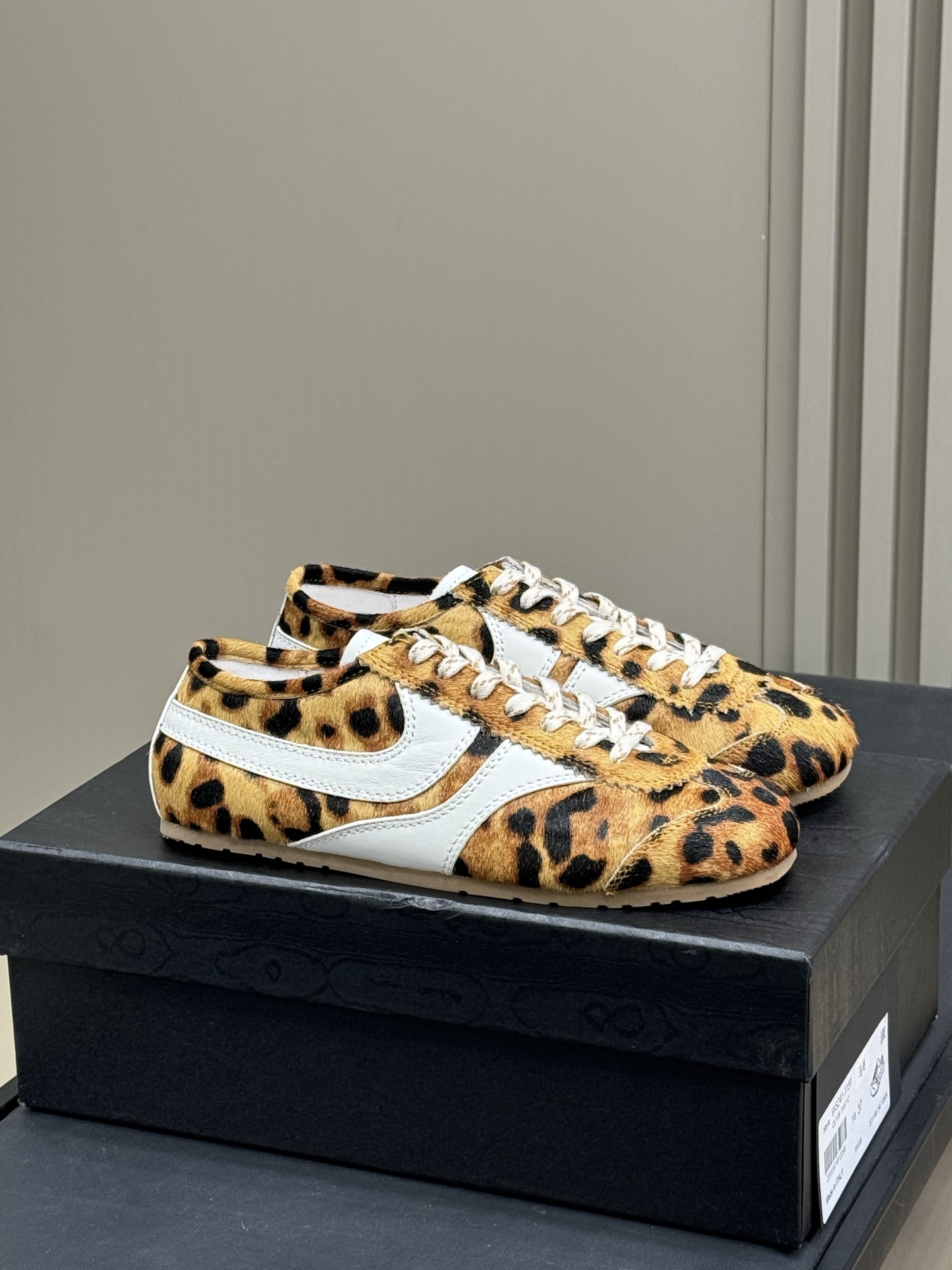 NO:257452,Women's model #DriesVanNoten couple's model 25 spring and summer new colors Very Miu-flavored German training items, very outstanding in appearance Suede spliced ​​glossy calfskin, great texture and details Couple size 35-40, casual shoes/sports shoes, miumiu, sneakers, cowhide, chamois leather19860909批女款 #DriesVanNoten情侣款 25春夏新色 很miu味的德训单品,样子很出彩 麂皮拼接光面小牛皮,质感和细节都很赞 情侣size 35-40,休闲鞋/运动鞋,miumiu,sneakers,cowhide,chamois leather,Women's Shoes