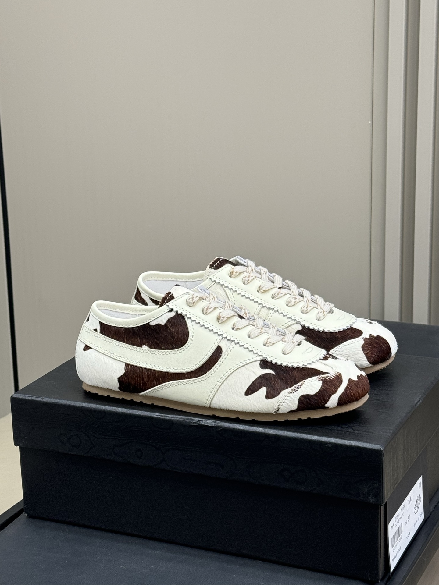 NO:257449,Men's 10 #DriesVanNoten couple style 25 spring and summer new colors Very Miu flavored German training items, very outstanding in appearance Suede spliced ​​glossy calfskin, the texture and details are great Couple size 35-45, casual shoes/sports shoes, miumiu, sneakers, cowhide, chamois leather19860909批男10 #DriesVanNoten情侣款 25春夏新色 很miu味的德训单品,样子很出彩 麂皮拼接光面小牛皮,质感和细节都很赞 情侣size 35-45,休闲鞋/运动鞋,miumiu,sneakers,cowhide,chamois leather,Women's Shoes