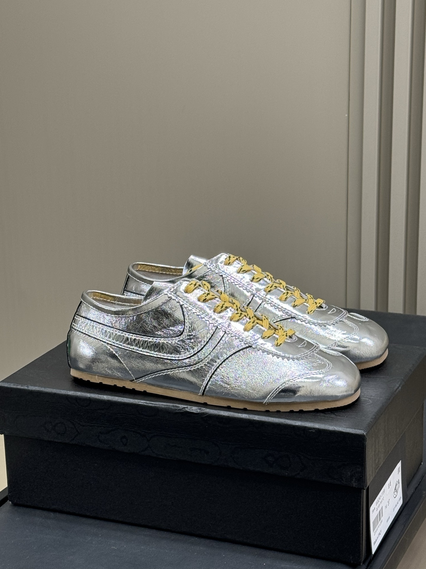 NO:229229,#DriesVanNoten couple style 25 spring and summer new colors. Very miu-flavored German training items, very outstanding. Suede spliced ​​glossy calfskin, great texture and details. Couple size 35-40 women's size only women's size, casual shoes/sports shoes, miumiu, sneakers, cowhide, chamois leather19860909#DriesVanNoten情侣款 25春夏新色 很miu味的德训单品,样子很出彩 麂皮拼接光面小牛皮,质感和细节都很赞 情侣size 35-40 女码 只有女码,休闲鞋/运动鞋,miumiu,sneakers,cowhide,chamois leather,Women's Shoes