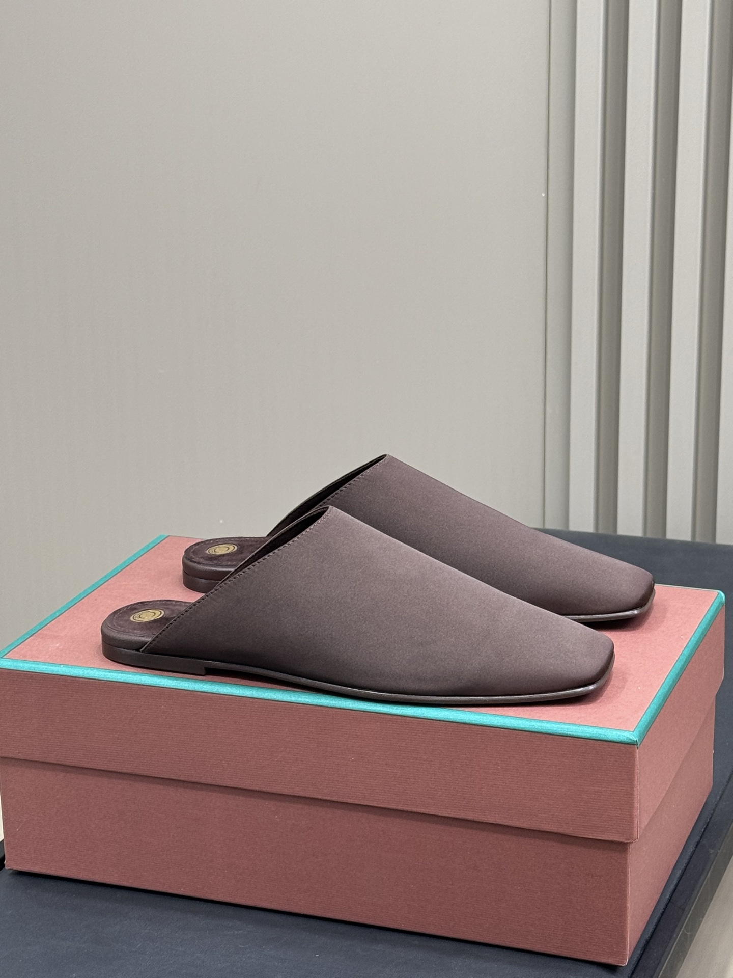 NO:237238,loro piano ss25 new arrival~ L spring and summer semi-drag new products The most comfortable shoes, no one. A low-key luxury brand, the best choice for the low-key rich!  Italian leather sole, known as the cloud-like feeling, is soft and textured!  Sheepskin inner!  Top quality 35-41, semi-drag, loro piana, sheepskin, Leather soles19860909loro piana ss25 new arrival～ L春夏半拖新品 最舒服的鞋子,没有之一 低调奢华的品牌,低调富人的不二选择！ 意大利真皮大底,素有踩云感之称,柔和而有质感！羊皮内里！ 顶级精品35-41,半拖,loro piana,sheepskin,Leather soles,Women's Shoes