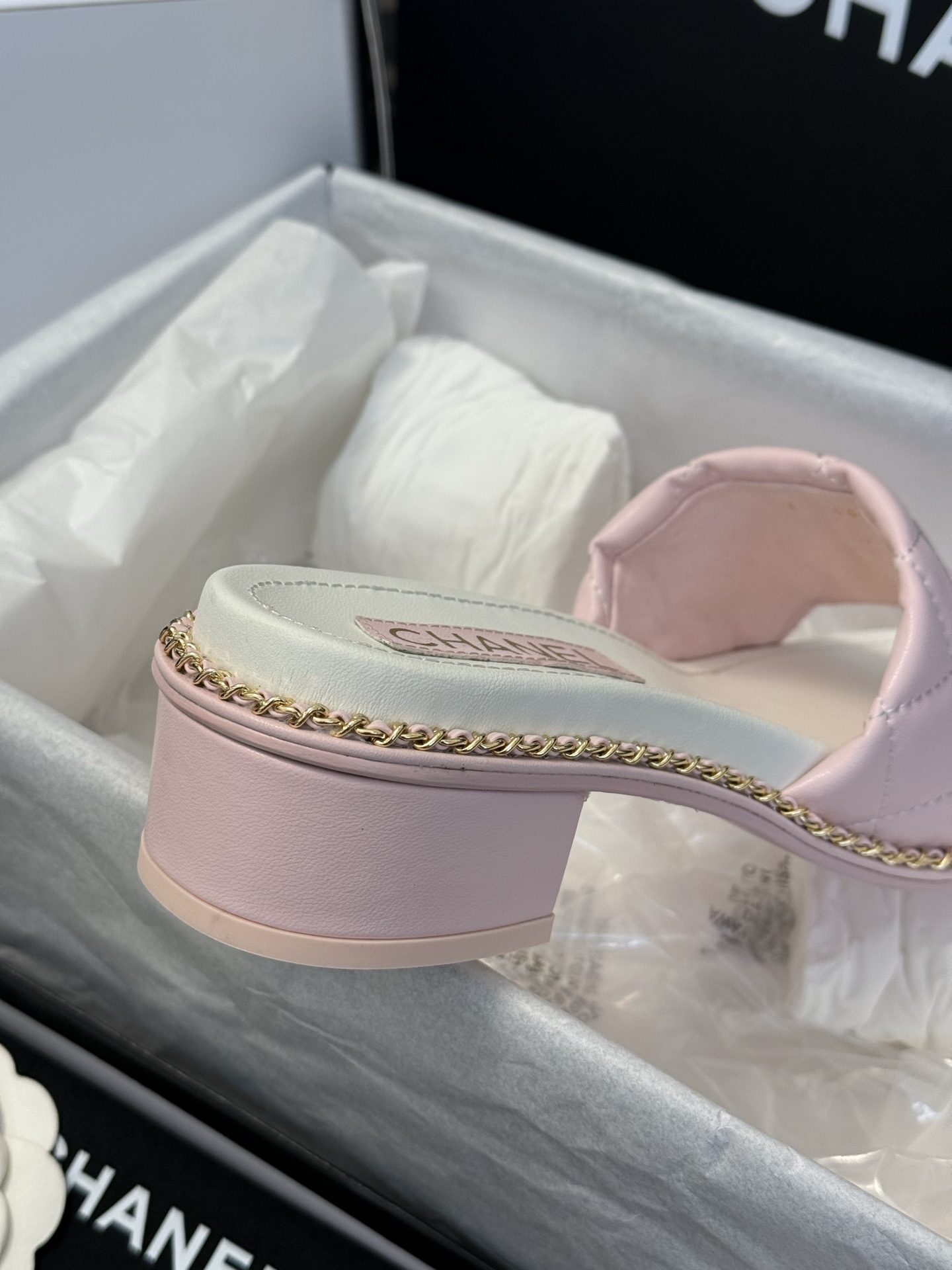 
chanel 25。 new arrival～
小香25春夏小羊皮拖鞋新品
小羊皮材质，菱格加持，刺绣