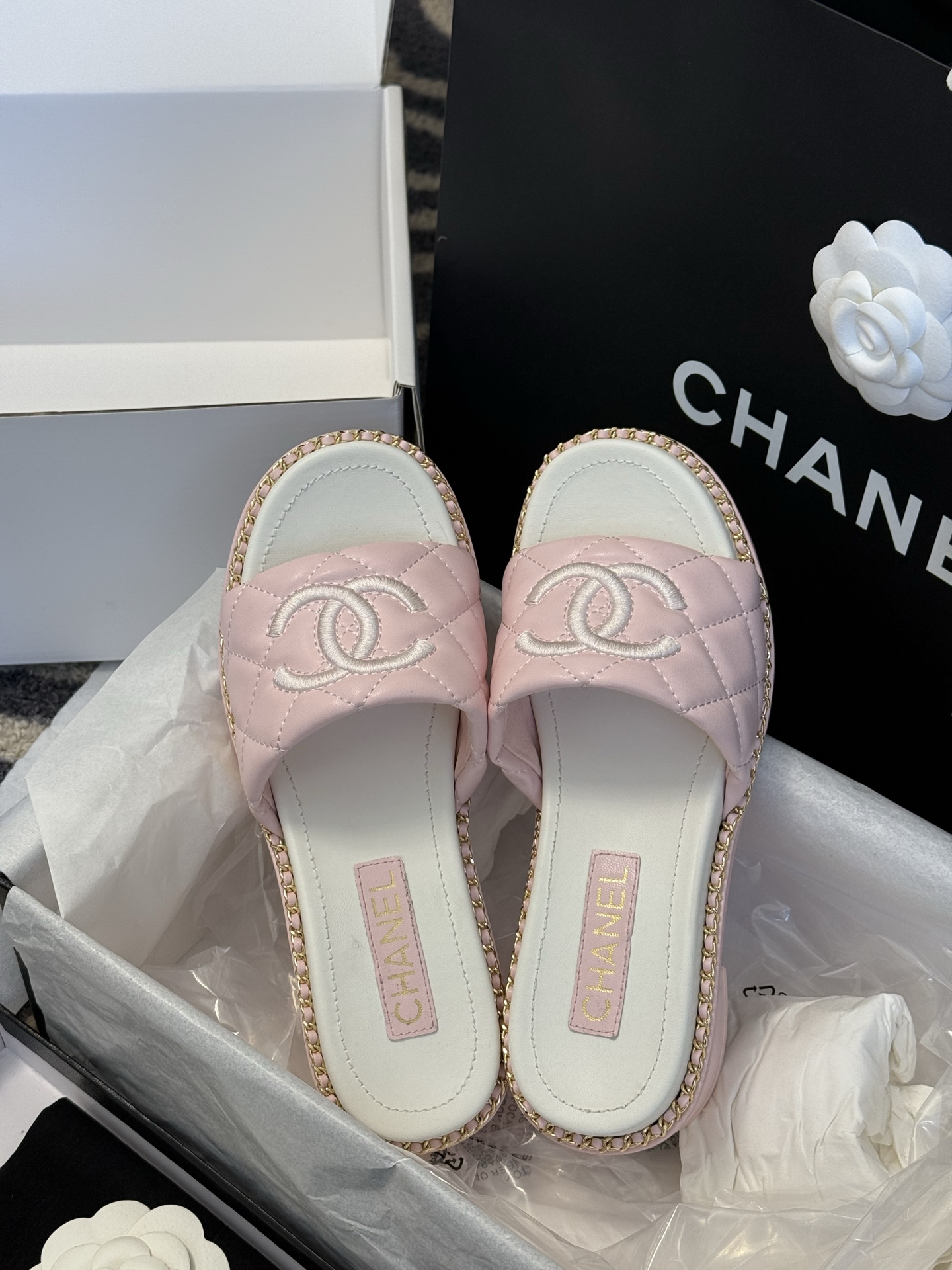 
chanel 25。 new arrival～
小香25春夏小羊皮拖鞋新品
小羊皮材质，菱格加持，刺绣