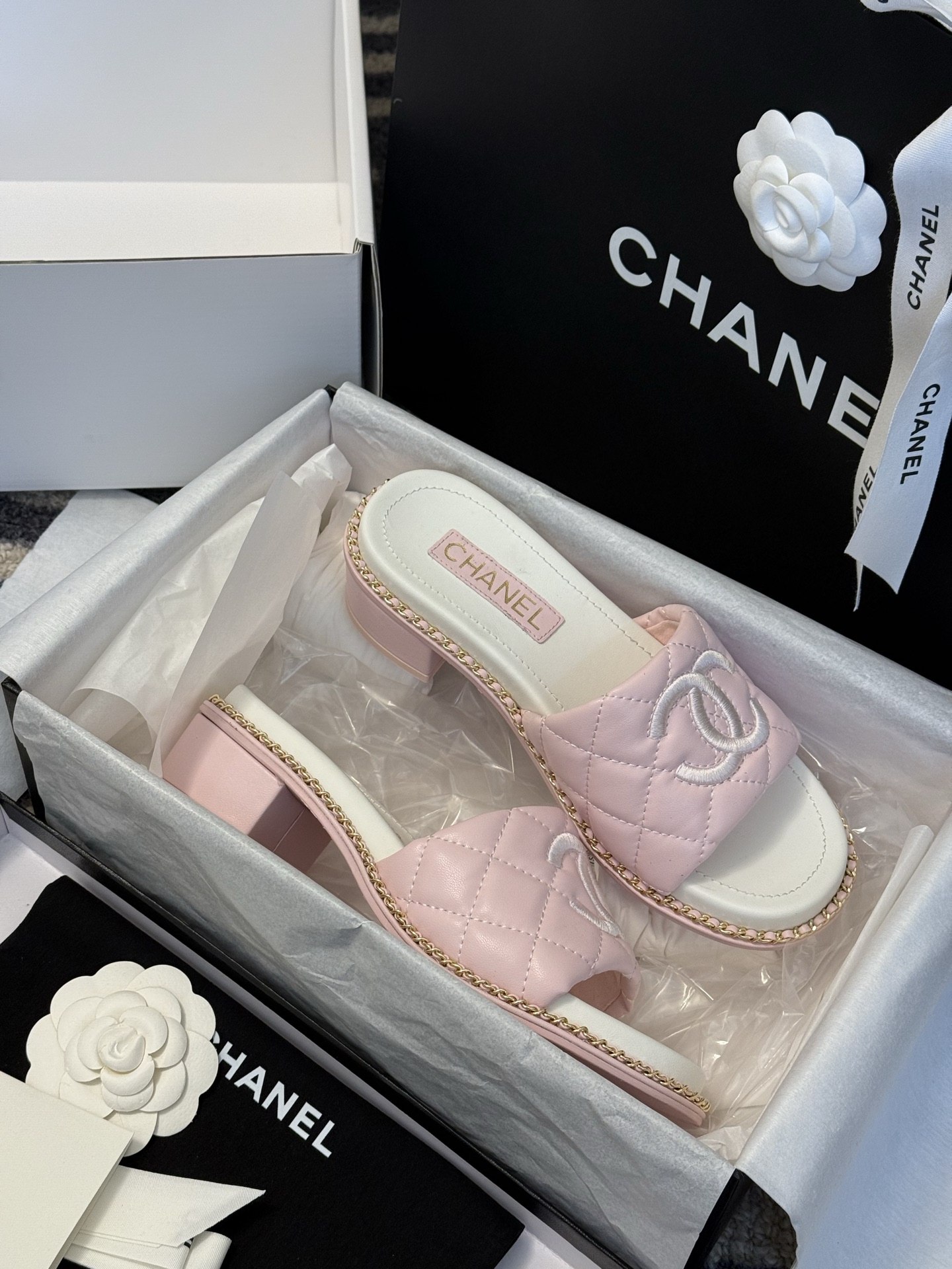 
chanel 25。 new arrival～
小香25春夏小羊皮拖鞋新品
小羊皮材质，菱格加持，刺绣