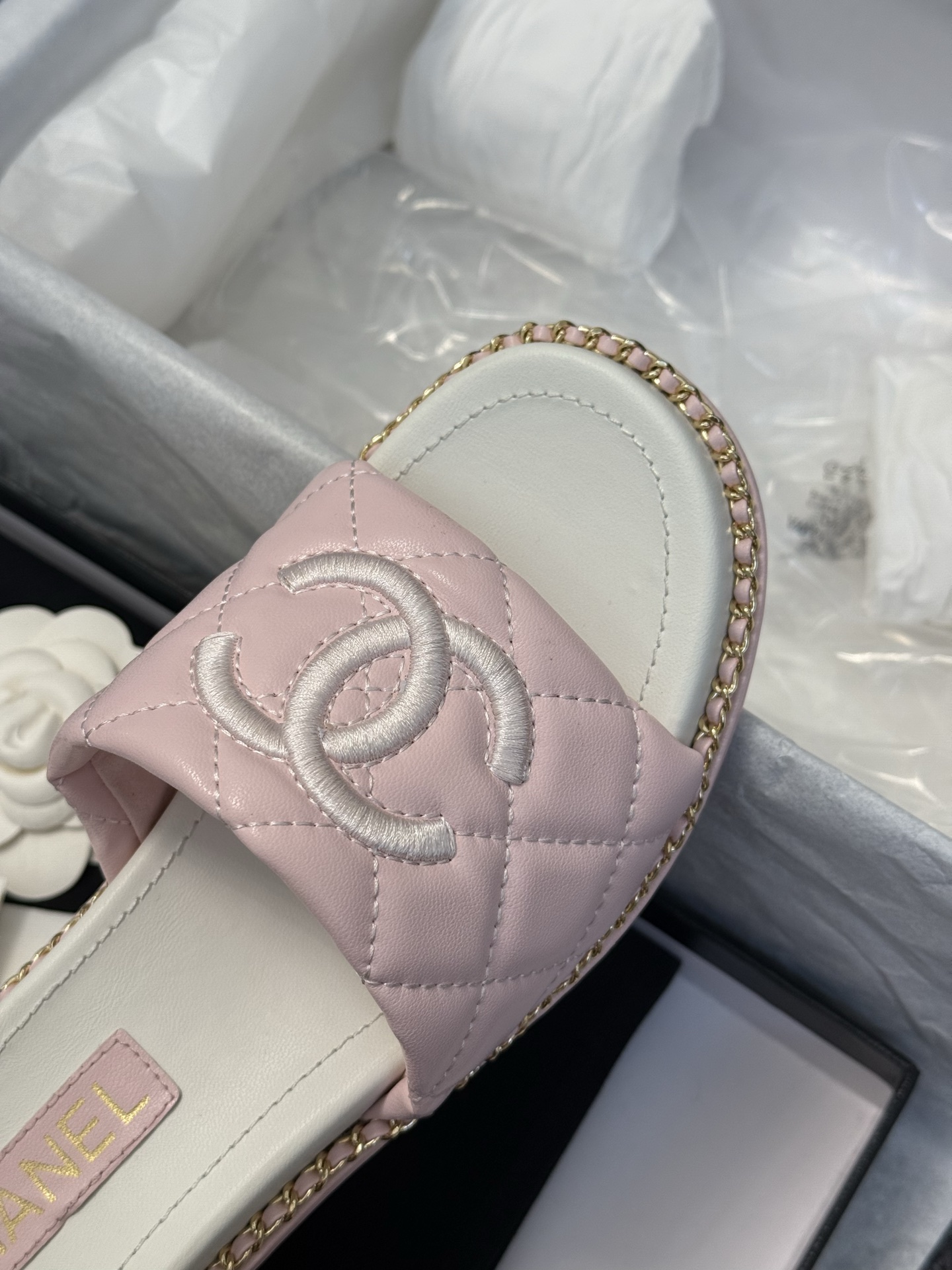 
chanel 25。 new arrival～
小香25春夏小羊皮拖鞋新品
小羊皮材质，菱格加持，刺绣